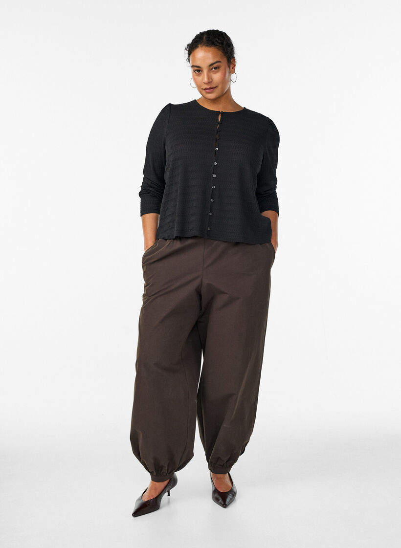 Blouse avec motif textur&eacute; et fermeture boutonn&eacute;e, Noir, Model image number 1