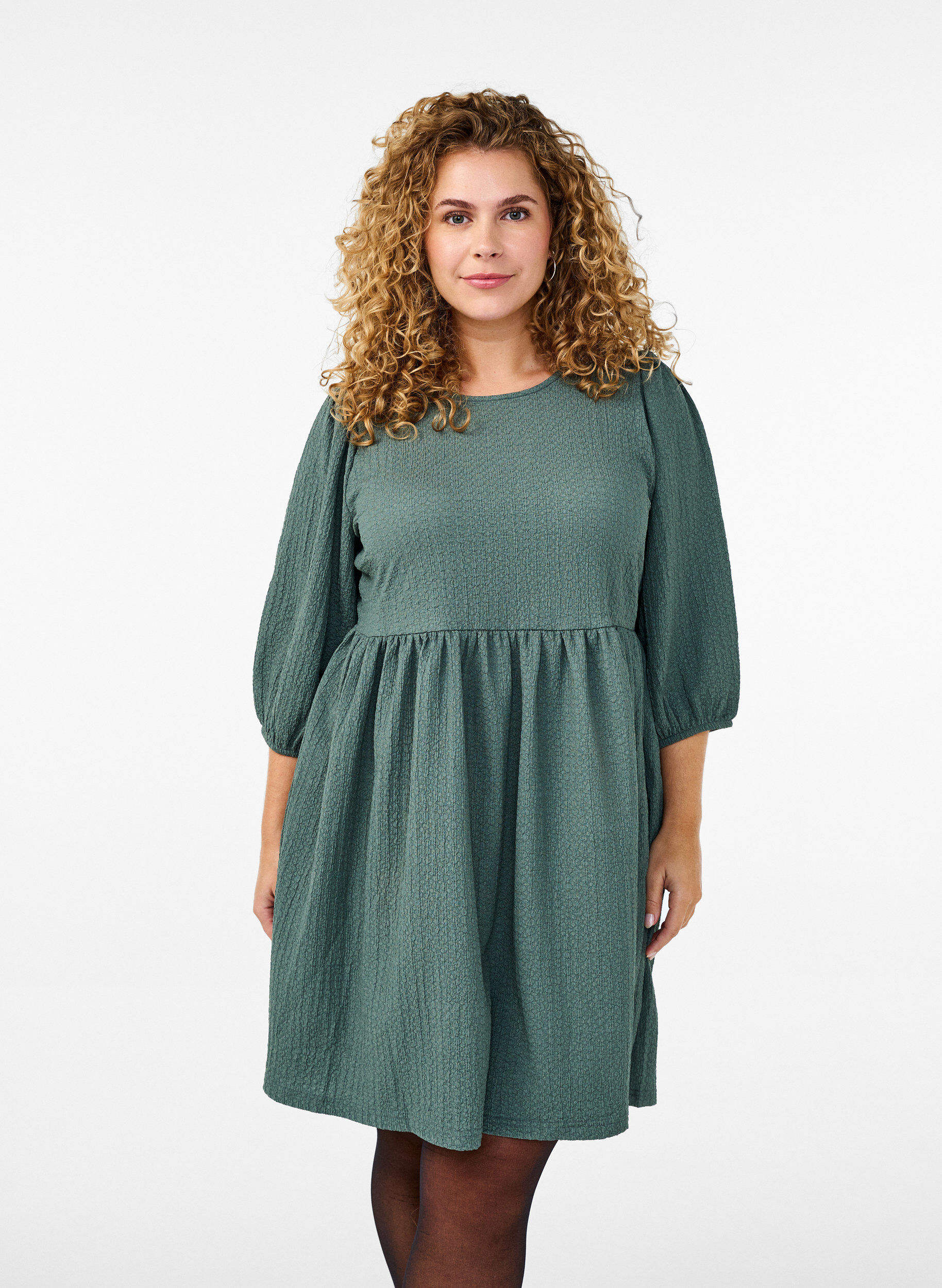Zizzi FLASH - Robe courte avec texture et manches 3/4, Balsam Green, Model image number 0
