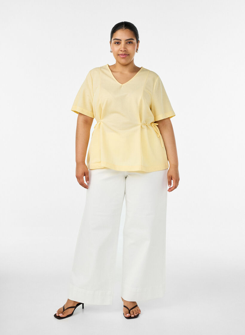 Blouse en m&eacute;lange de coton avec un col en V et un lien &agrave; nouer, Jaune, Model image number 1