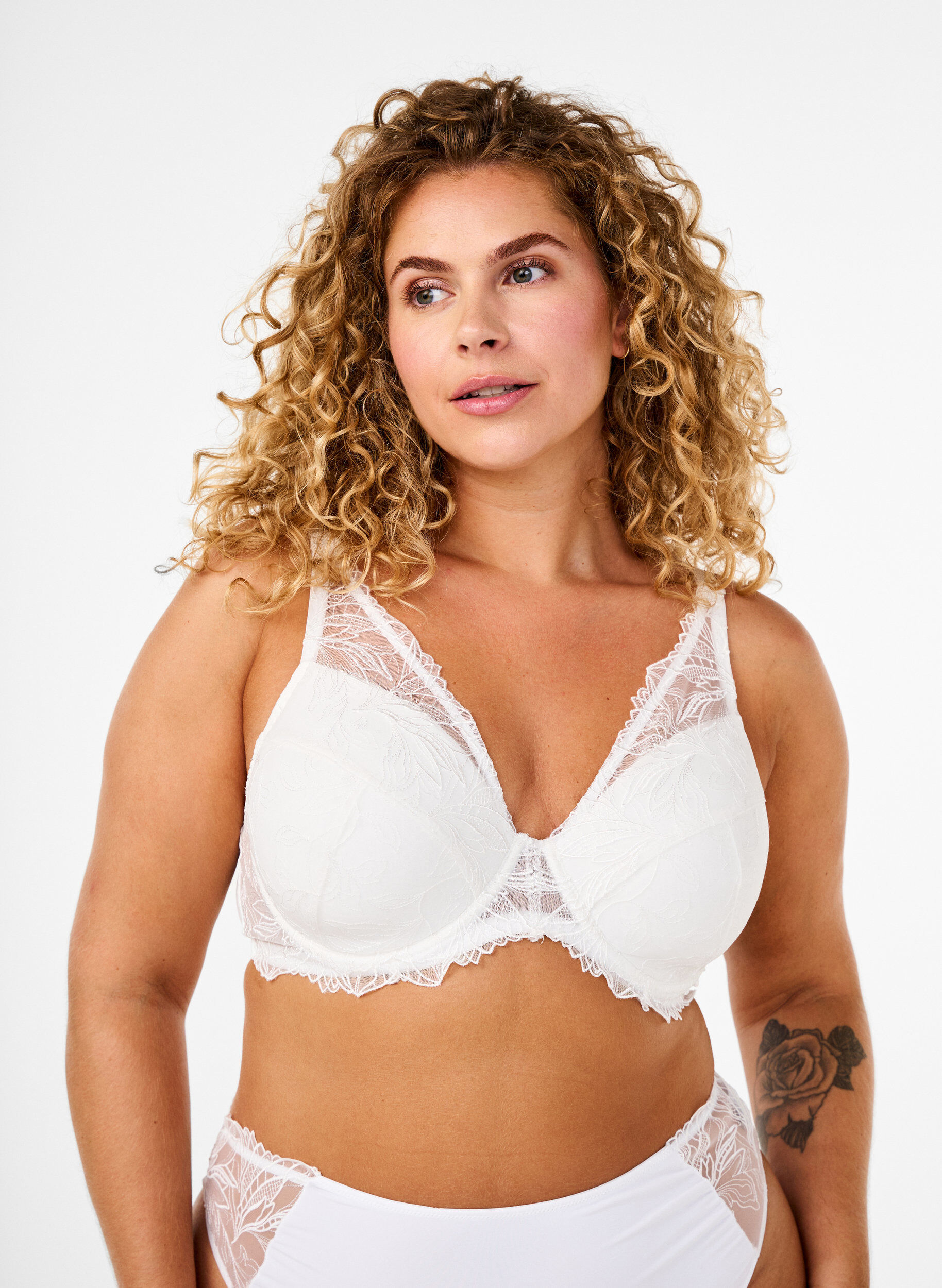 Soutien-gorge en dentelle rembourr&eacute; avec armature, Blanc, Model