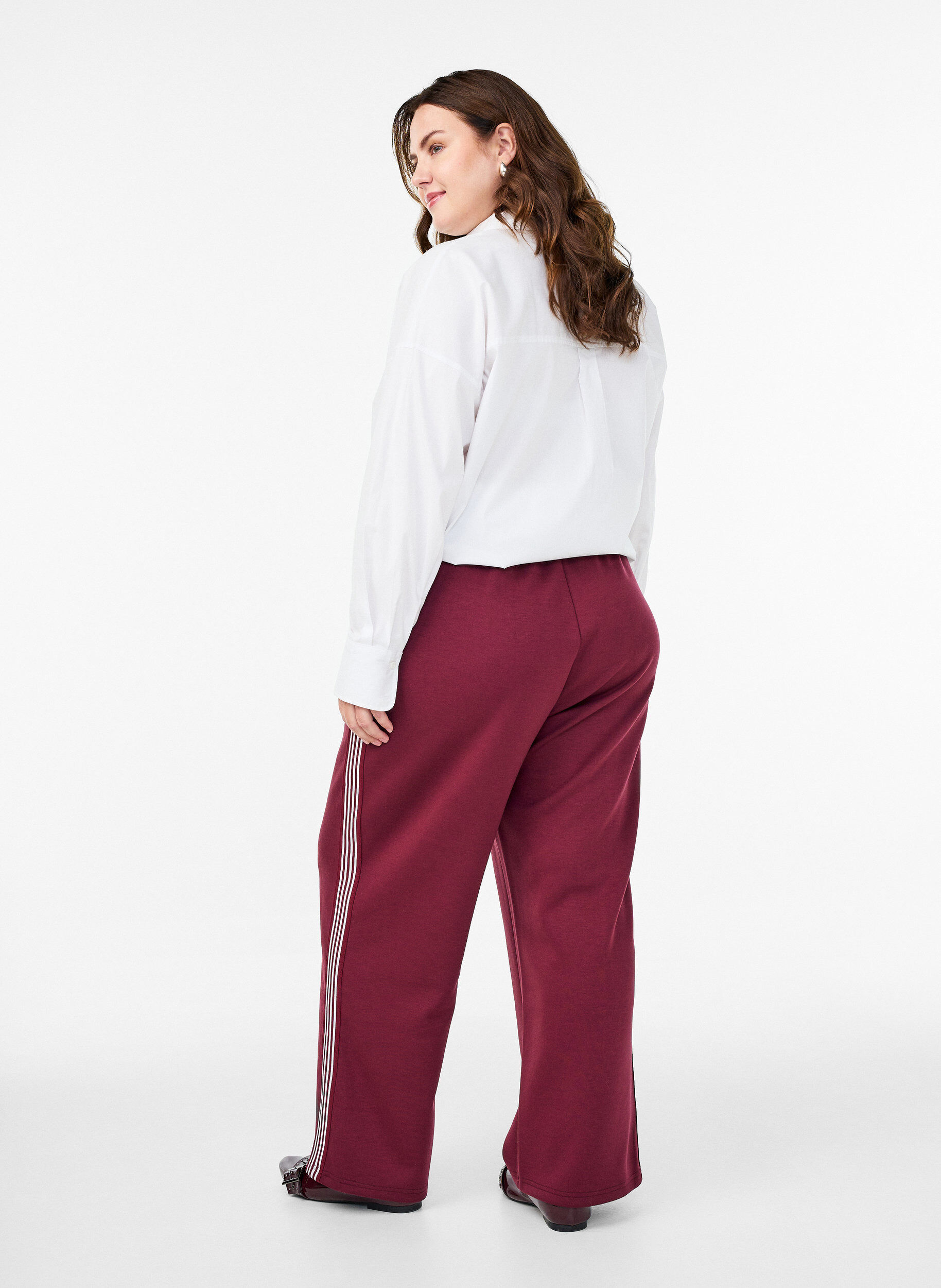 Zizzi Pantalon avec bandes lat&eacute;rales, Bordeaux, Model image number 1