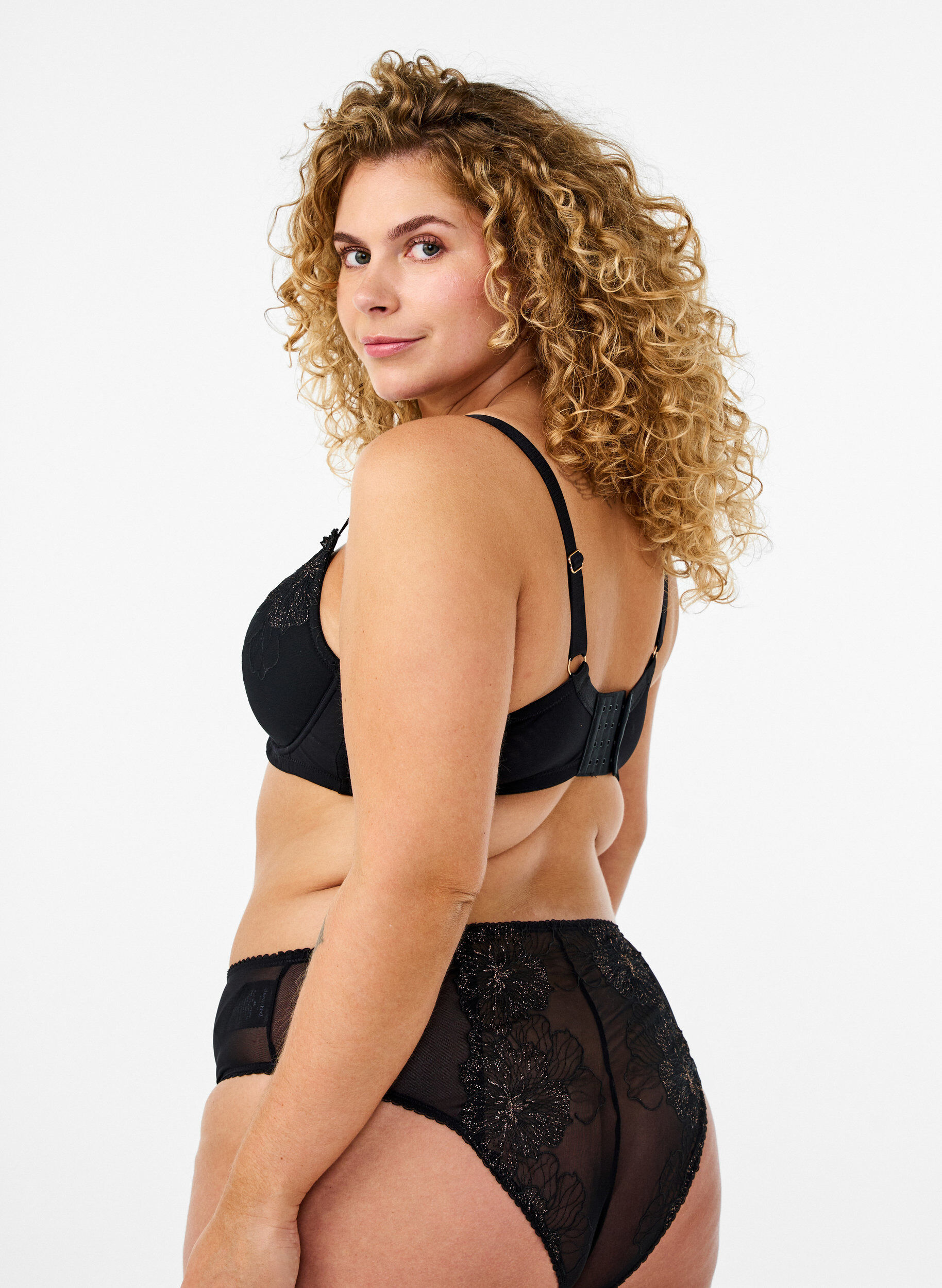 Zizzi Soutien-gorge rembourr&eacute; dot&eacute; de d&eacute;tails de broderie brillants, Noir, Model image number 1