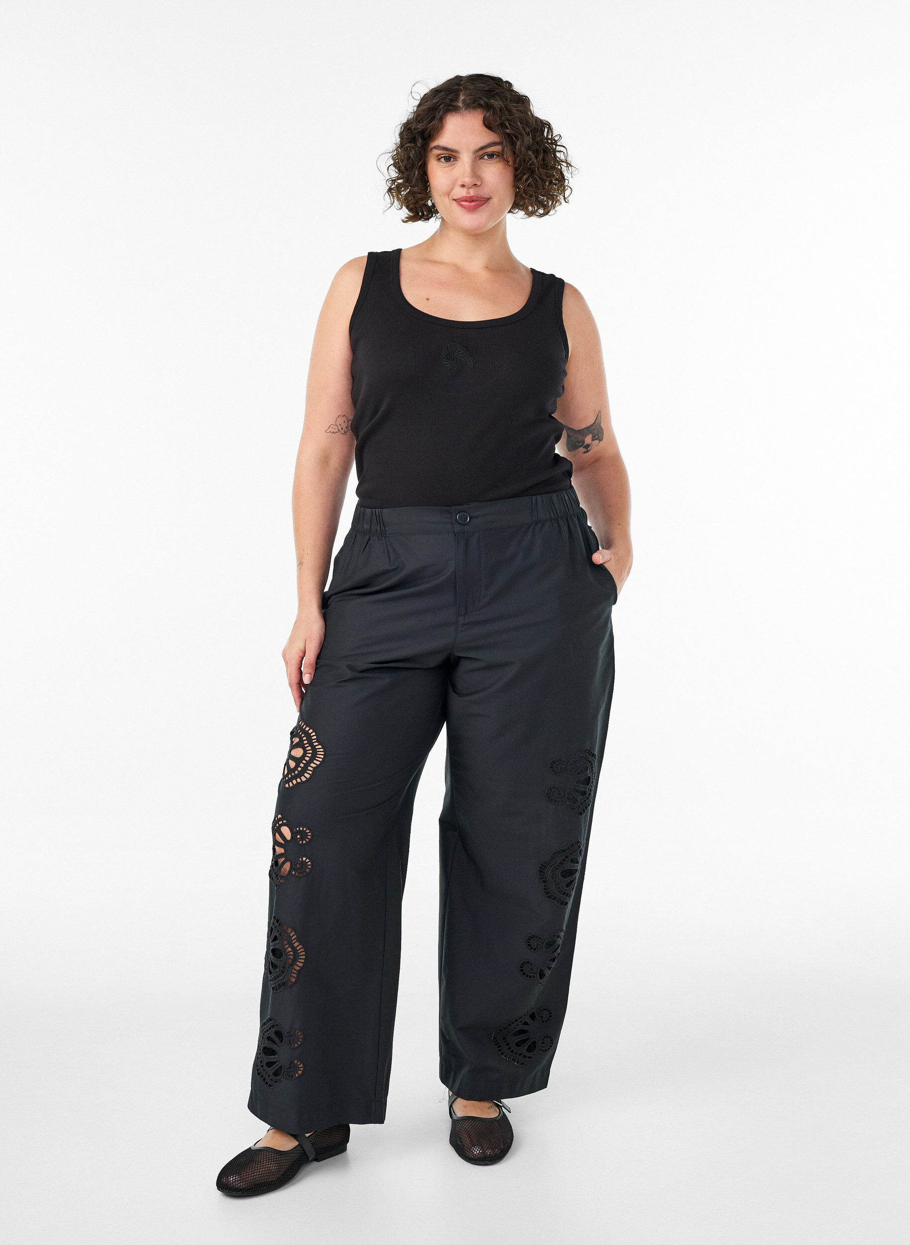 ZizziPantalon en coton avec des d&eacute;coupes brod&eacute;es, Noir, Model image number 0