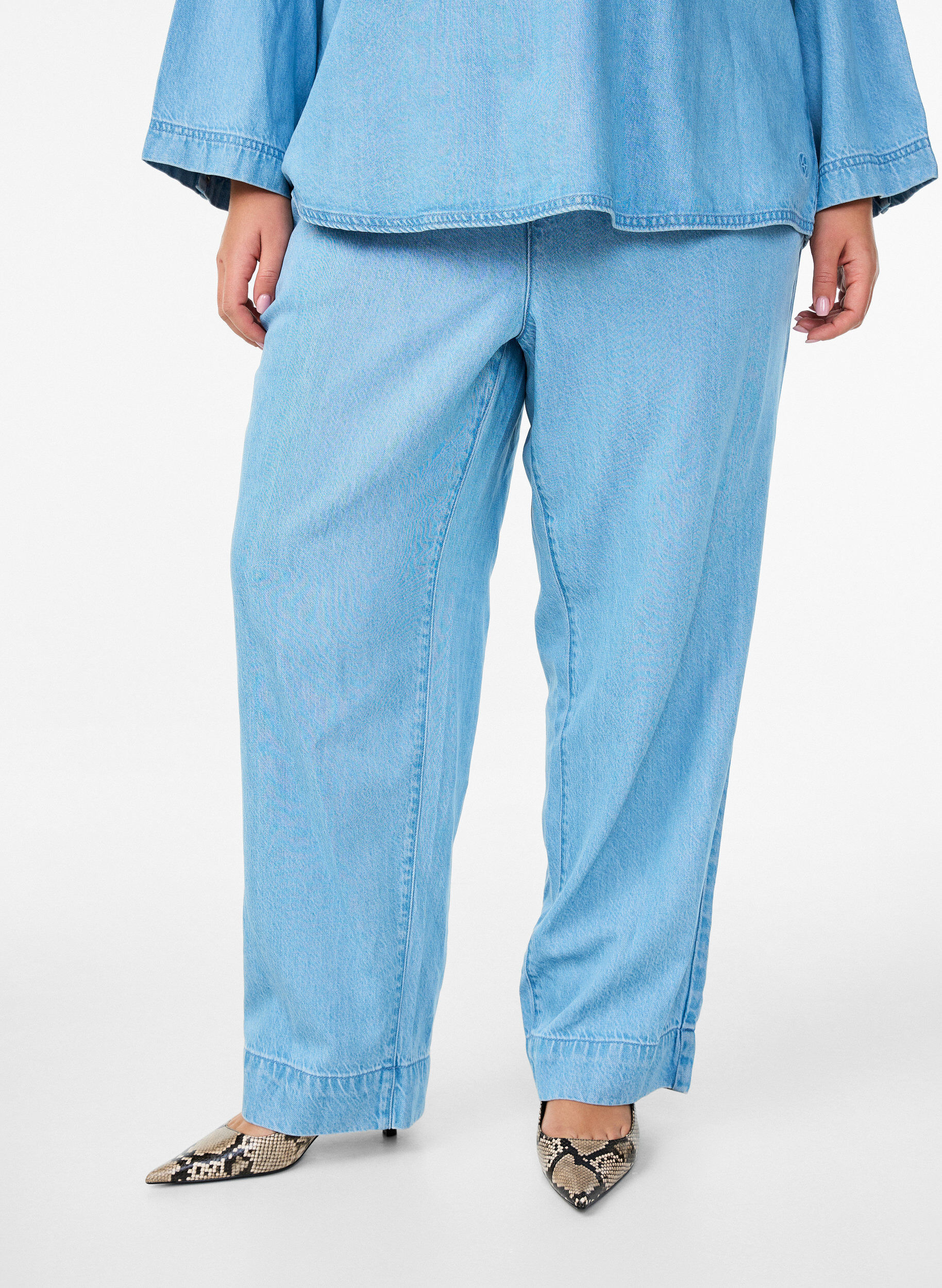 Zizzi Jean large avec taille &eacute;lastiqu&eacute;e, Bleu Clair, Model image number 2
