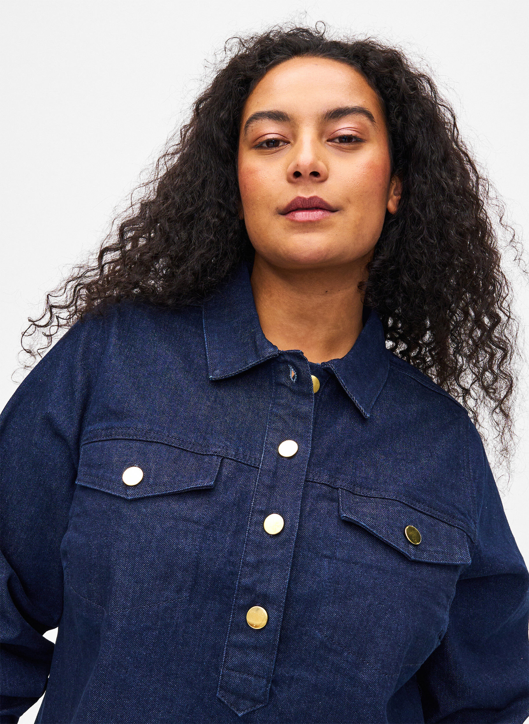 Zizzi Robe en jean coupe trap&egrave;ze avec des boutons, Dark Blue Denim, Model image number 2
