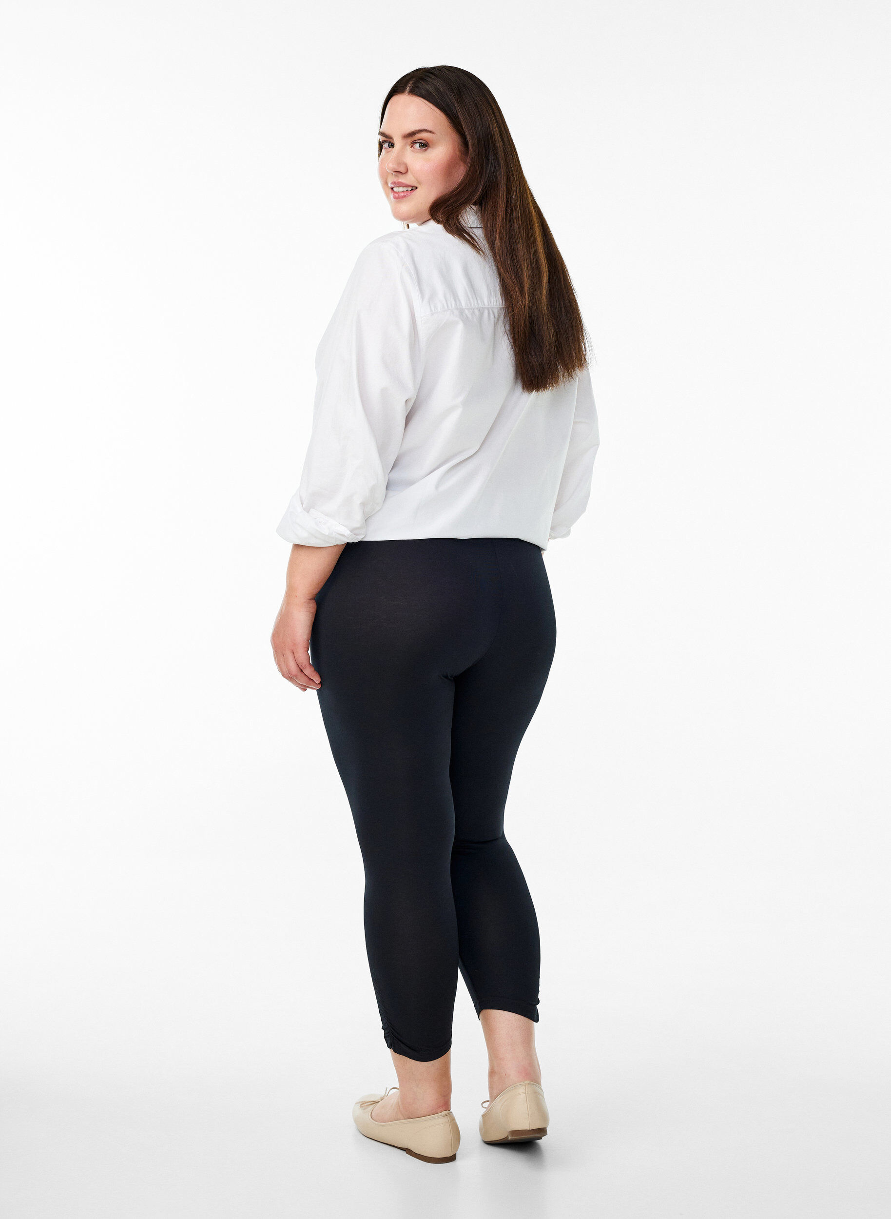 Zizzi Leggings basiques 3/4 avec d&eacute;tails fronc&eacute;s, Noir, Model image number 2