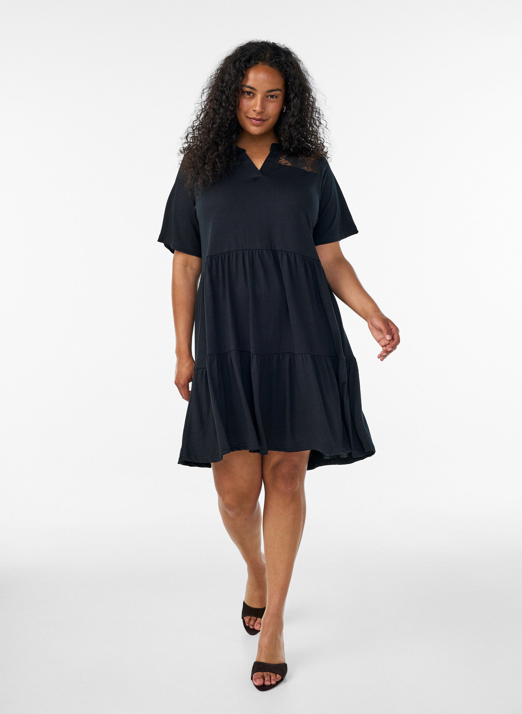 ZizziRobe en jersey avec d&eacute;tails en dentelle et jupe superpos&eacute;e, Noir, Model image number 1