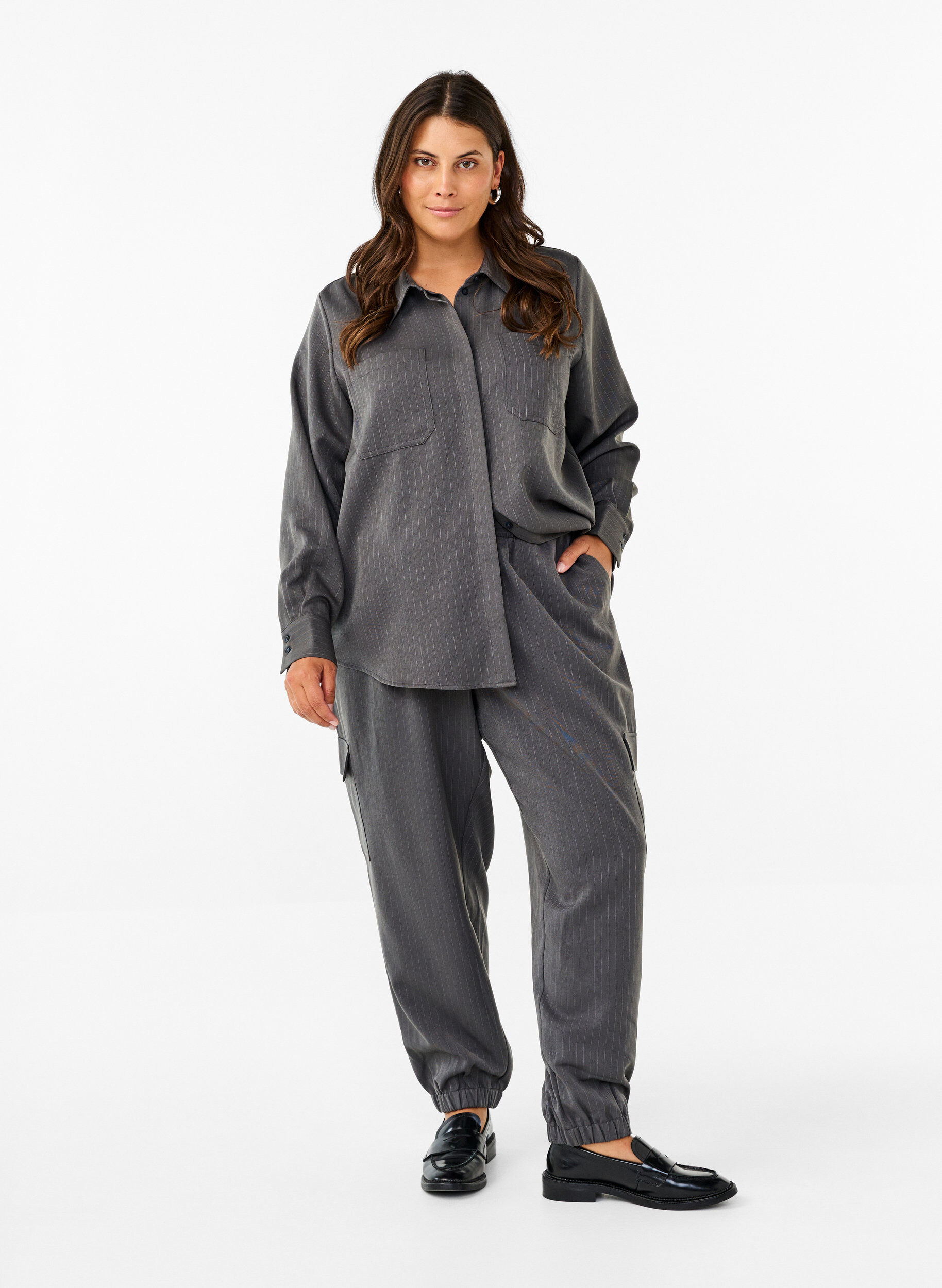 Zizzi  Chemise milleraies &agrave; col et poches de poitrine, Dark Shadow Pin St., Model image number 2