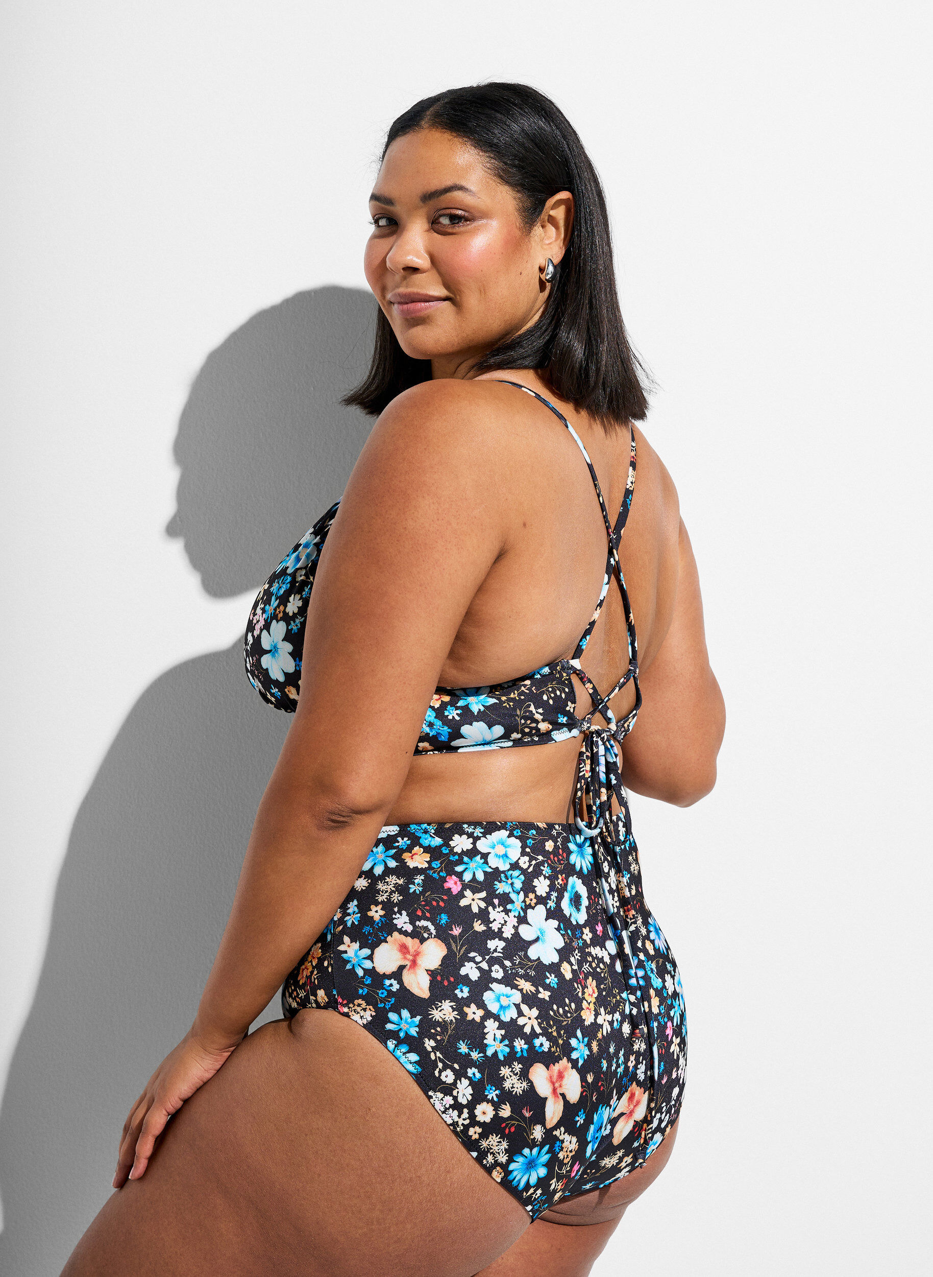 Zizzi Haut de bikini &agrave; imprim&eacute; floral avec liens &agrave; nouer dans le dos, Bleu, Model image number 1
