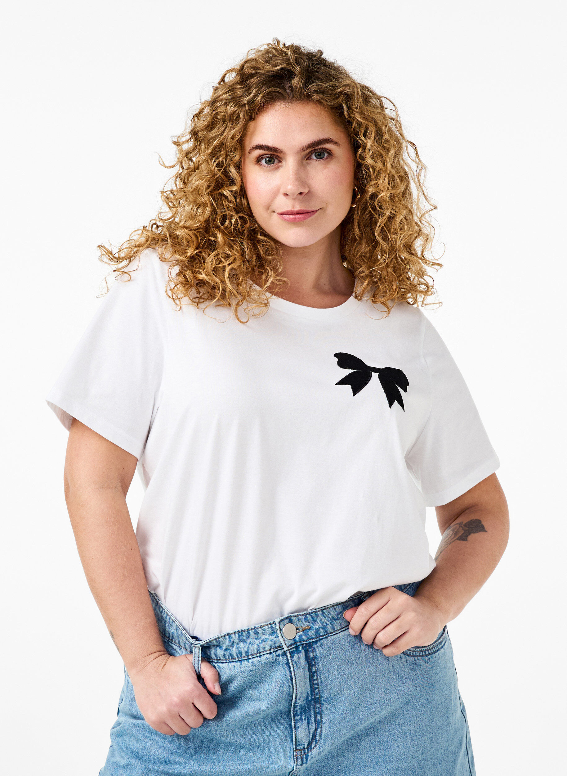 Zizzi T-shirt en coton avec n&oelig;ud papillon, Bright Wh. W. Black , Model image number 0