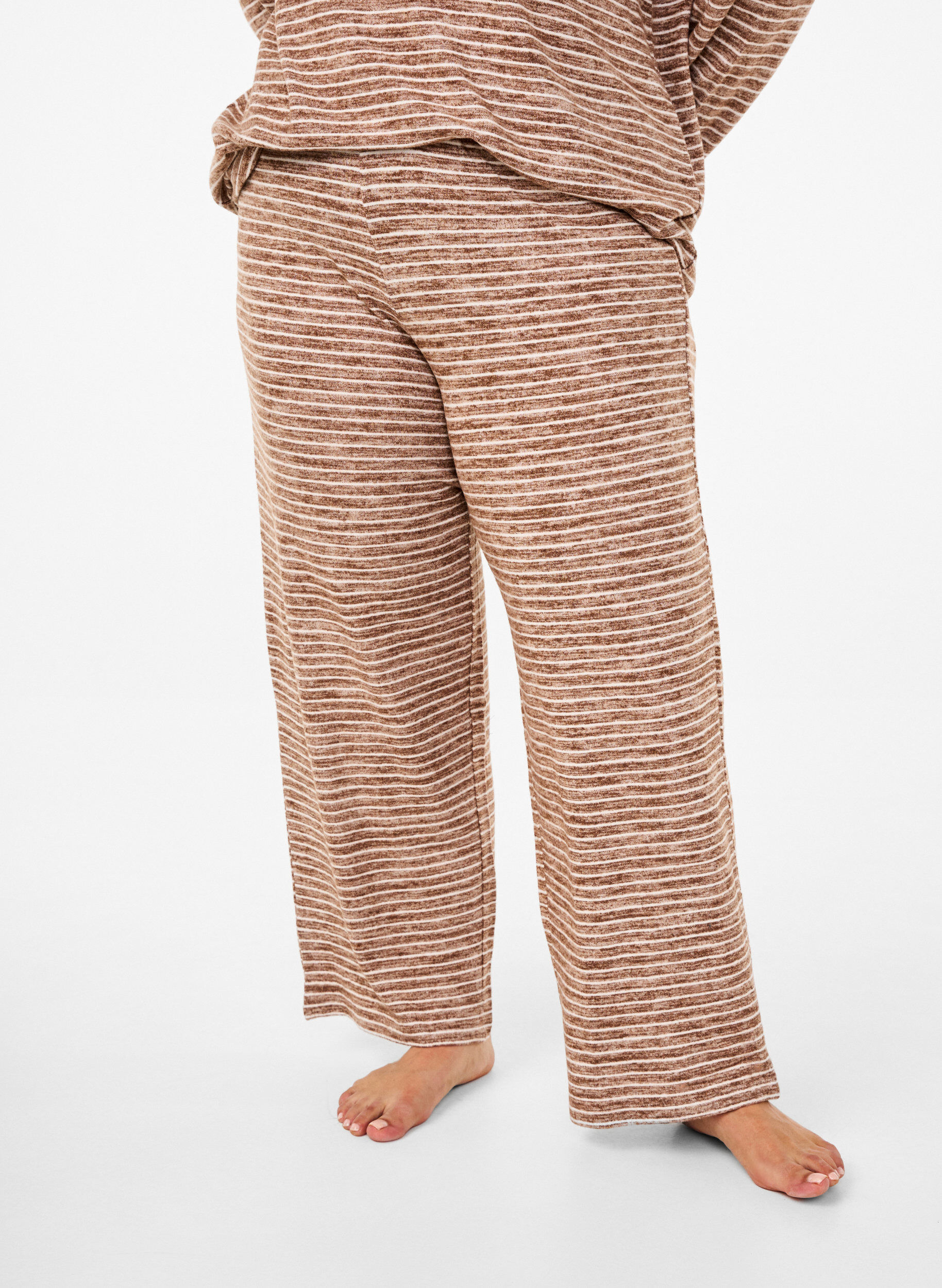 Zizzi Pantalon ample avec ceinture &eacute;lastique, Fondue Fudge, Model image number 2