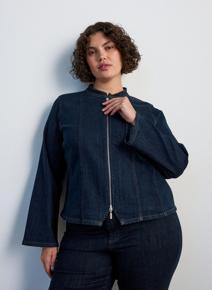Veste en denim ajust&eacute;e avec fermeture zipp&eacute;e, Bleu, Model image number 0