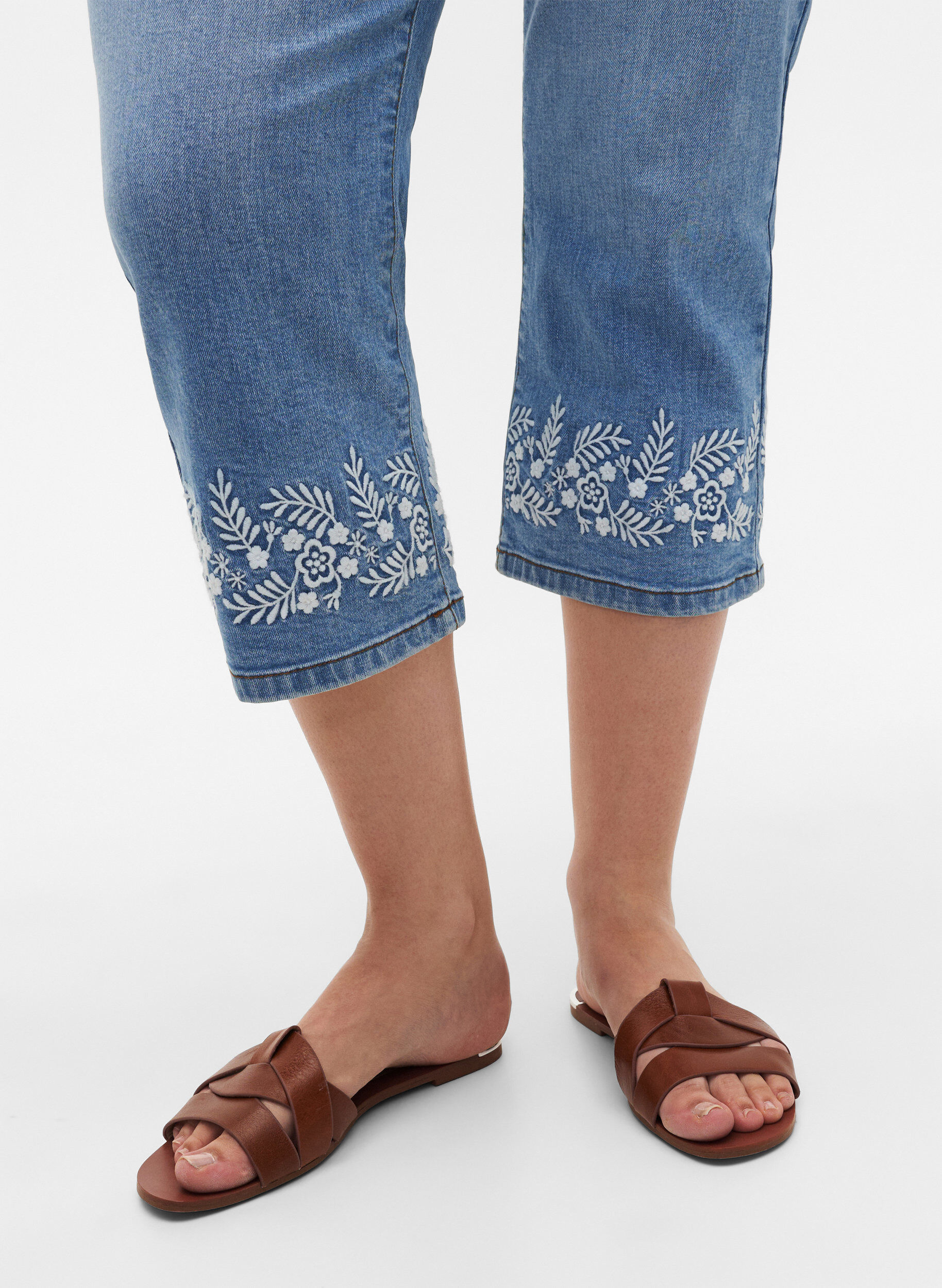 Zizzi Culotte Amy taille haute avec broderie, Light blue denim, Model image number 3
