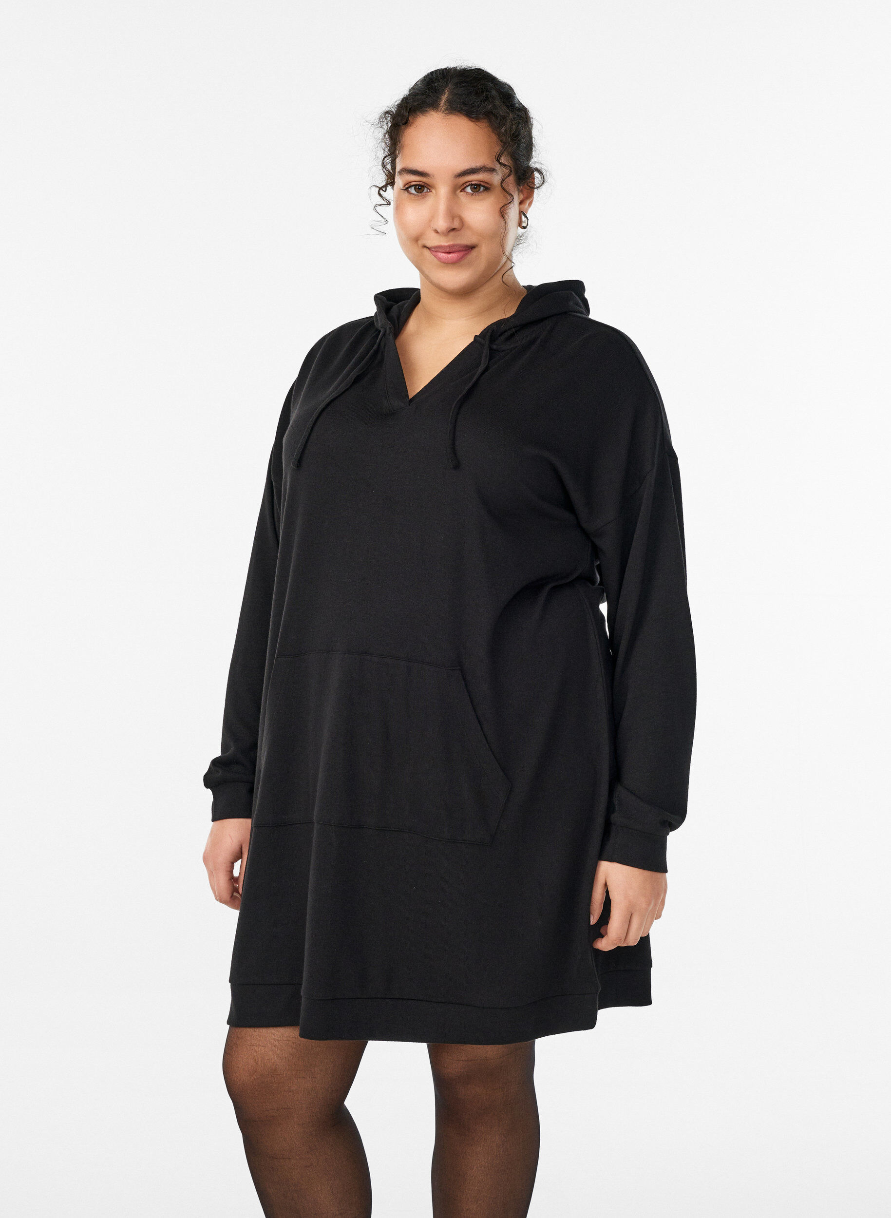 Zizzi Robe sweat &agrave; capuche courte avec poche kangourou, Noir, Model image number 0