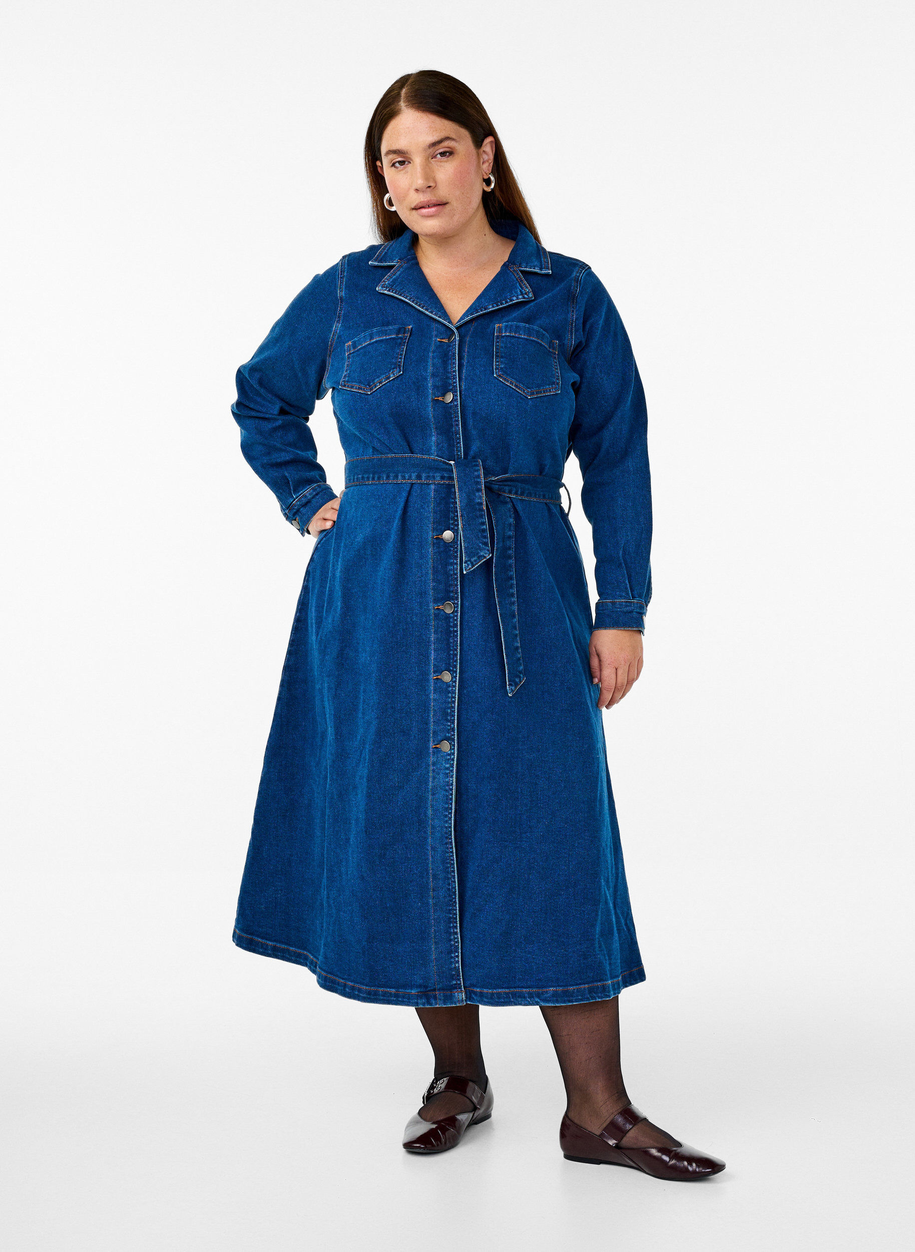 Zizzi Robe chemise midi en denim avec ceinture, Dark Blue Denim, Model image number 0