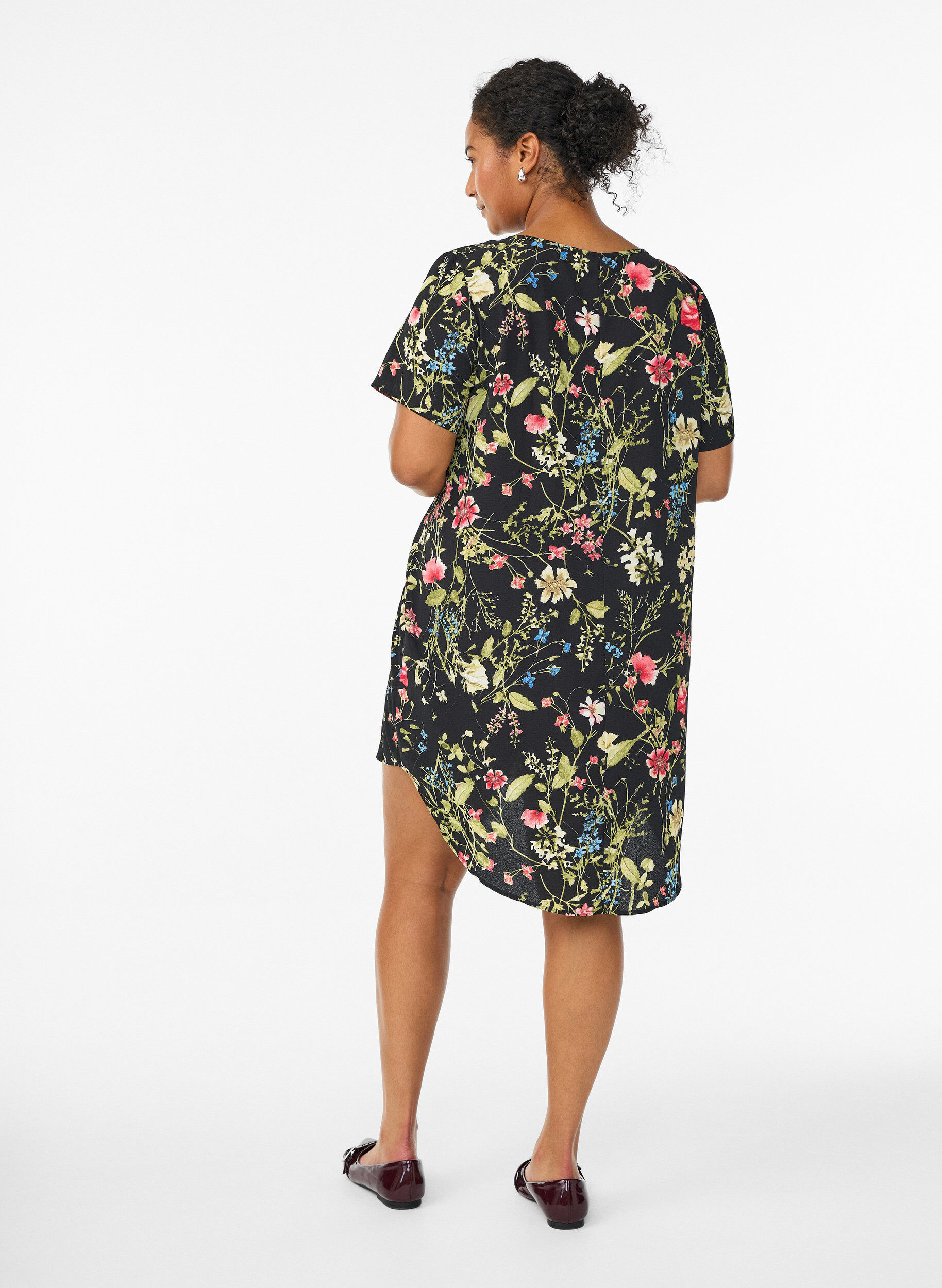 Zizzi Robe &agrave; manches courtes avec imprim&eacute;, Noir, Model image number 2