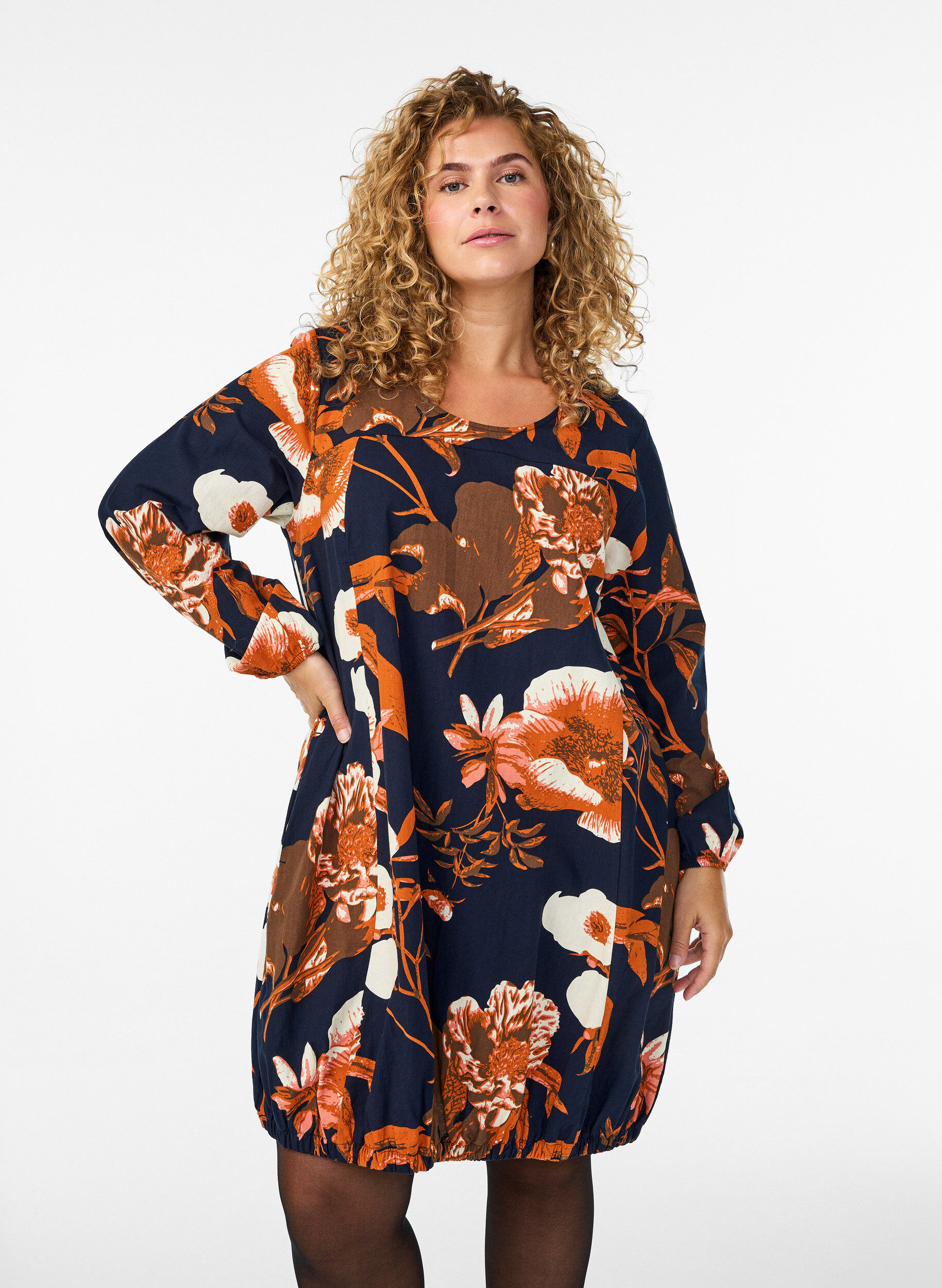 Robe courte en coton avec un ourlet &eacute;lastique et des manches longues, Noir, Model