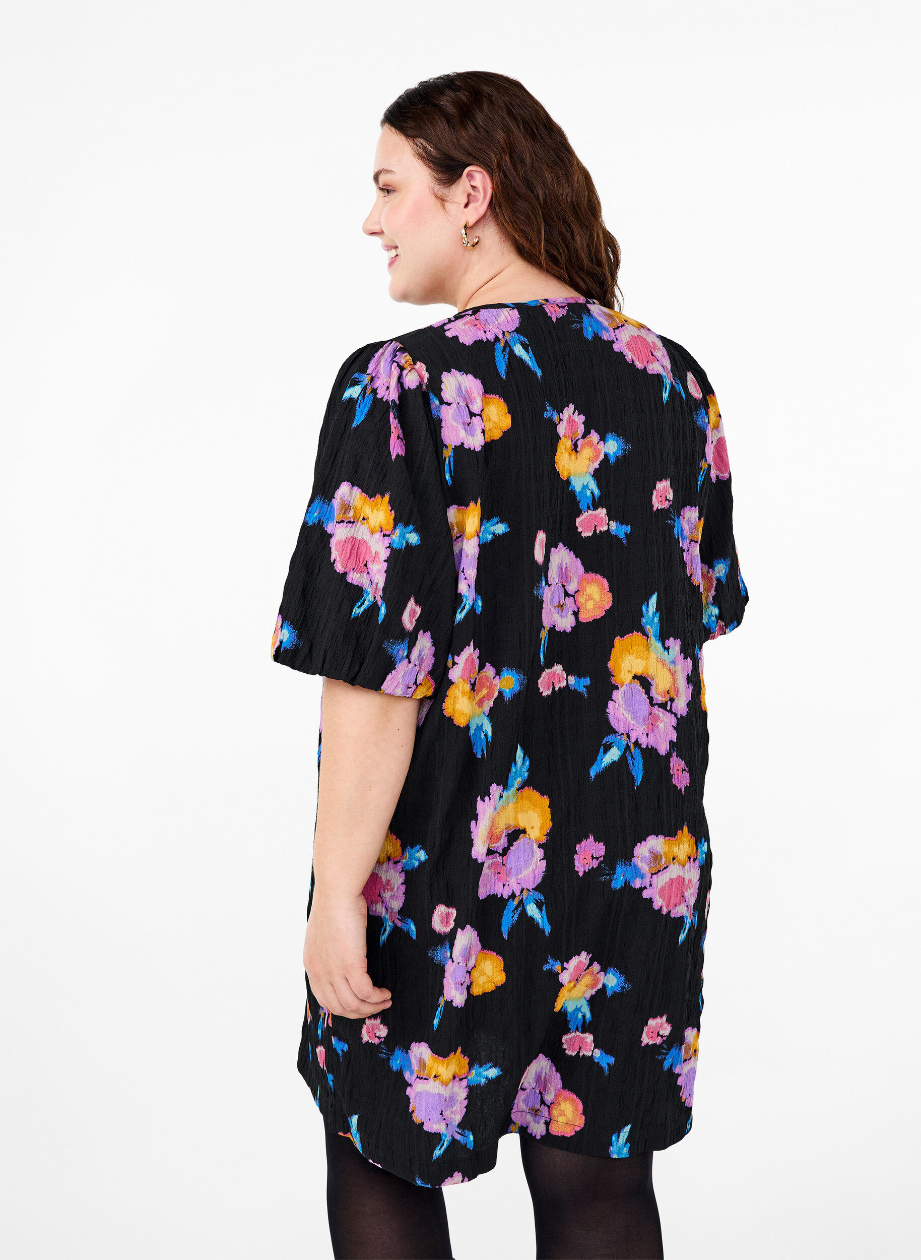 Zizzi Robe &agrave; manches courtes bouffantes et &agrave; imprim&eacute; floral, Noir, Model image number 2