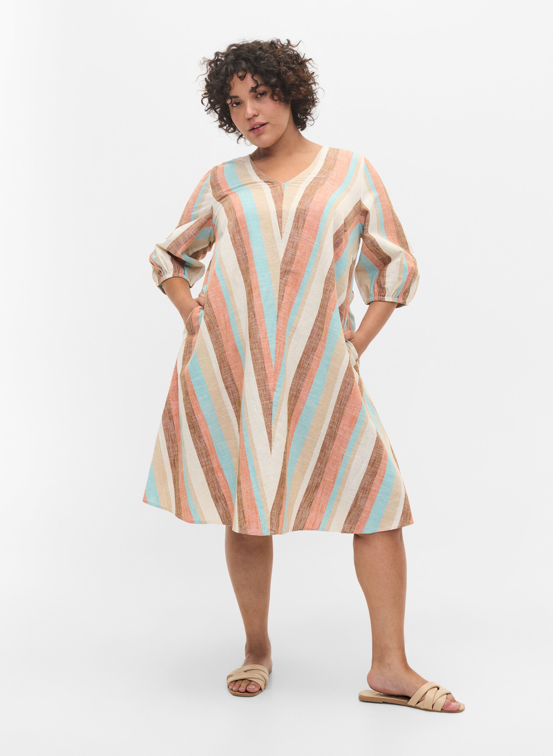Zizzi Robe en coton ray&eacute;e avec forme en trap&egrave;ze, Multi Stripe, Model image number 2