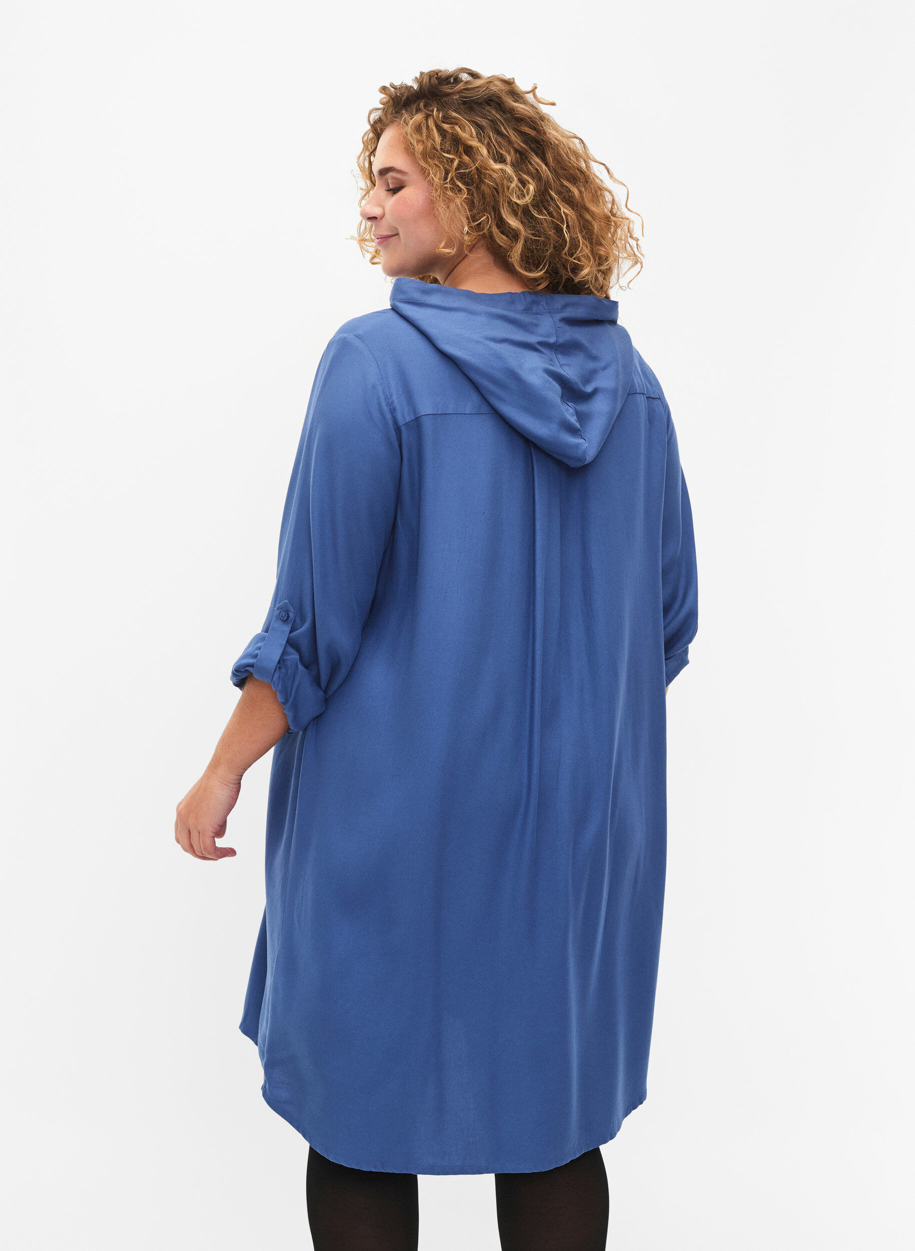 Zizzi Robe chemise en viscose avec capuche et manches 3/4, Moonlight Blue, Model image number 1