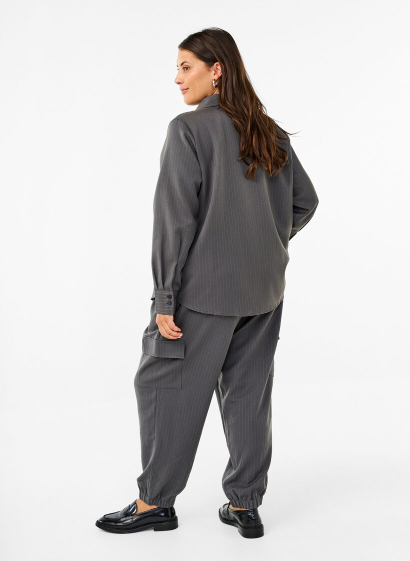 Pantalon avec poches cargo et taille élastiquée, Gris anthracite, Model image number 1