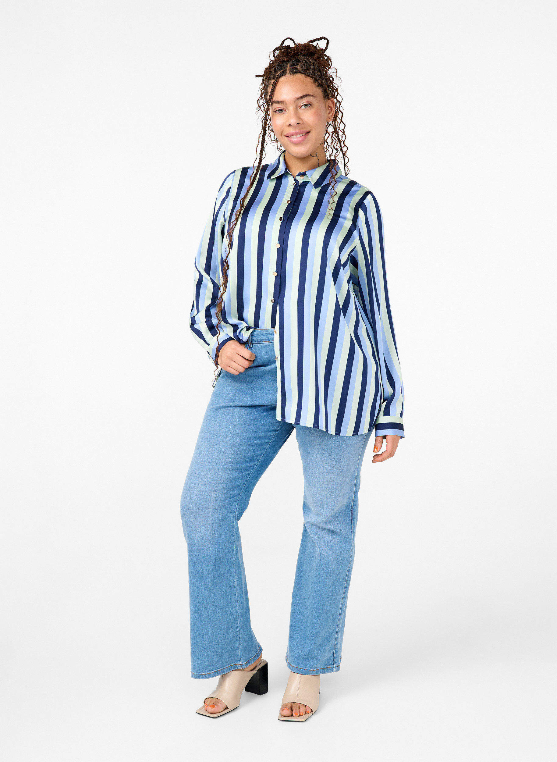 Zizzi Chemises en satin ray&eacute;, Blue Stripe, Model image number 2