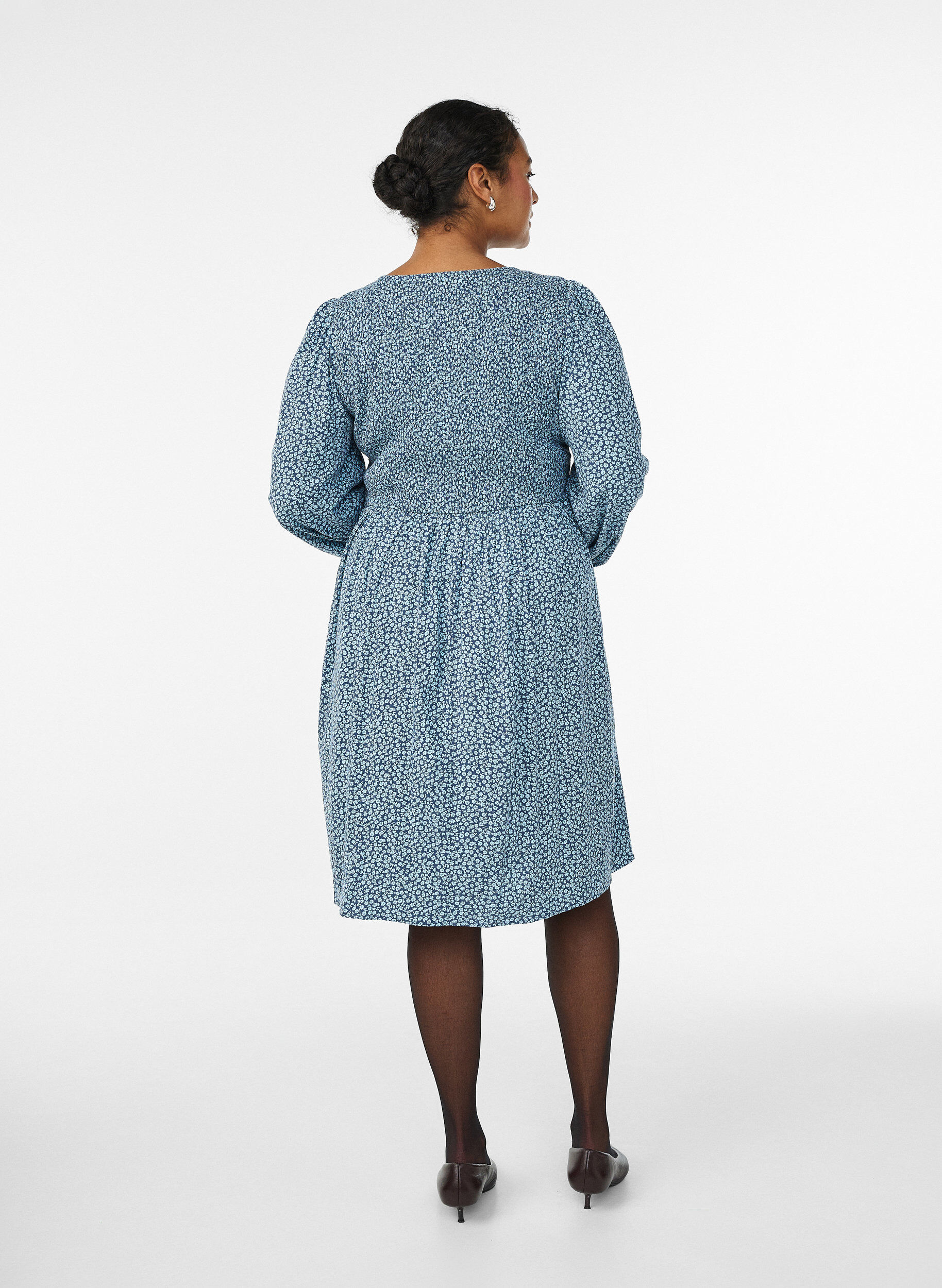 Zizzi Robe avec haut smock&eacute; et imprim&eacute; &agrave; petites fleurs, Bleu, Model image number 2