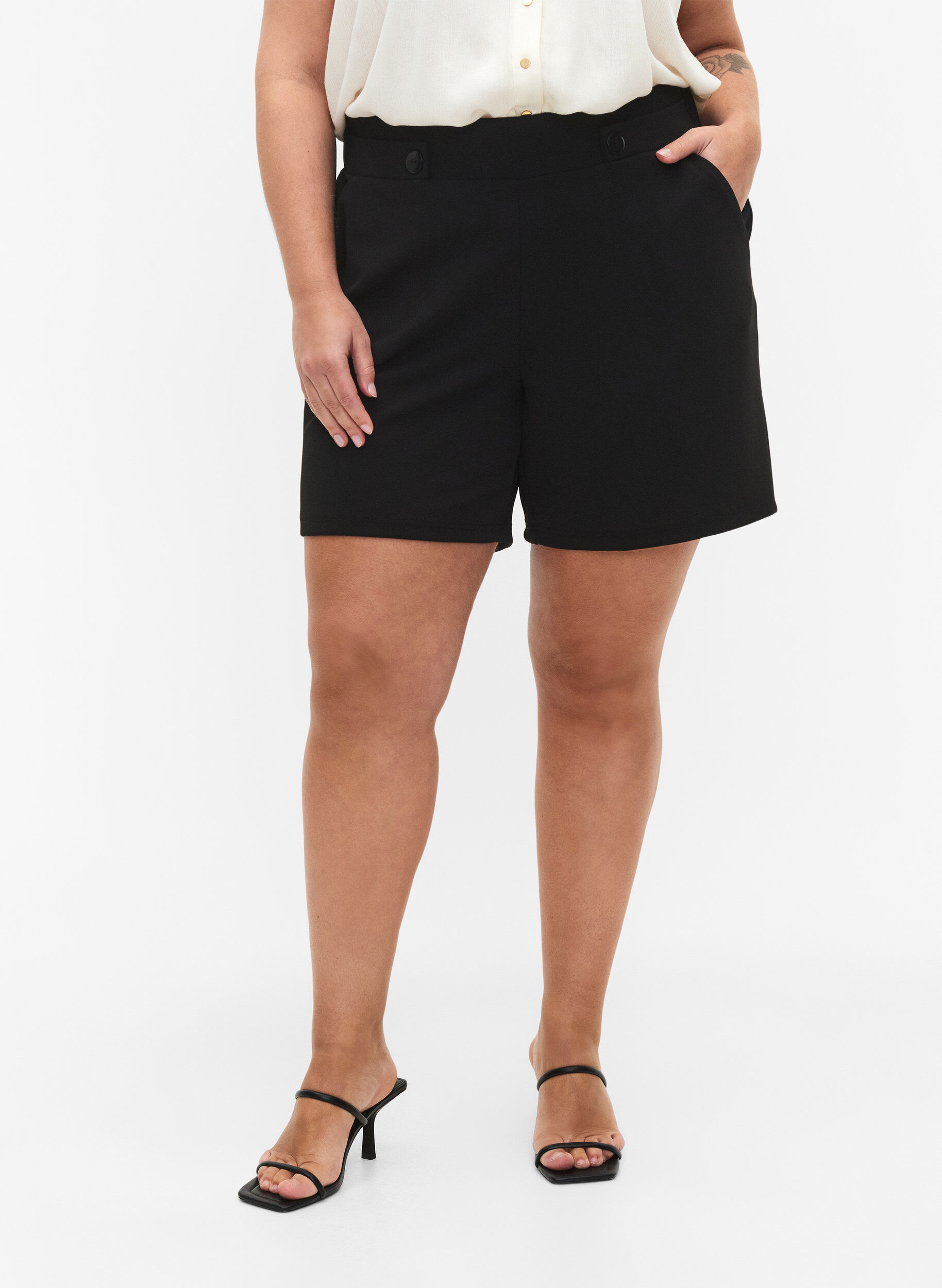 Zizzi Short avec poches et coupe ample, Noir, Model image number 3