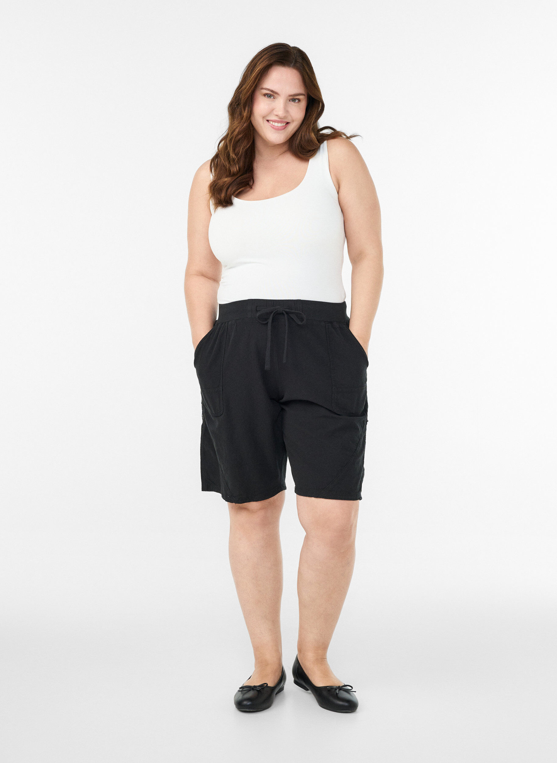Zizzi Short en coton ample avec poches, Noir, Model image number 1