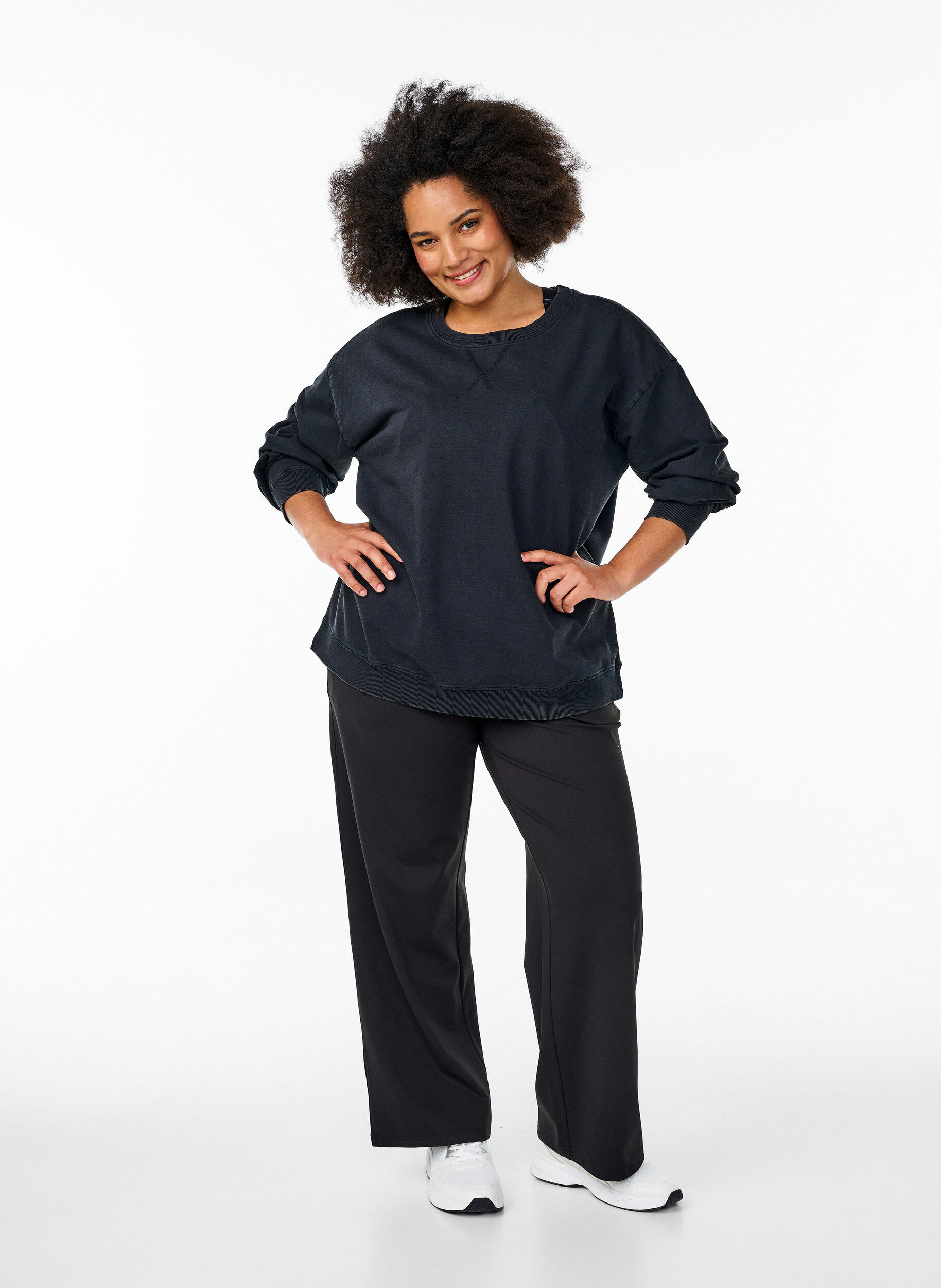 Zizzi Sweat-shirt ample &agrave; l'aspect d&eacute;lav&eacute;, Gris, Model image number 1