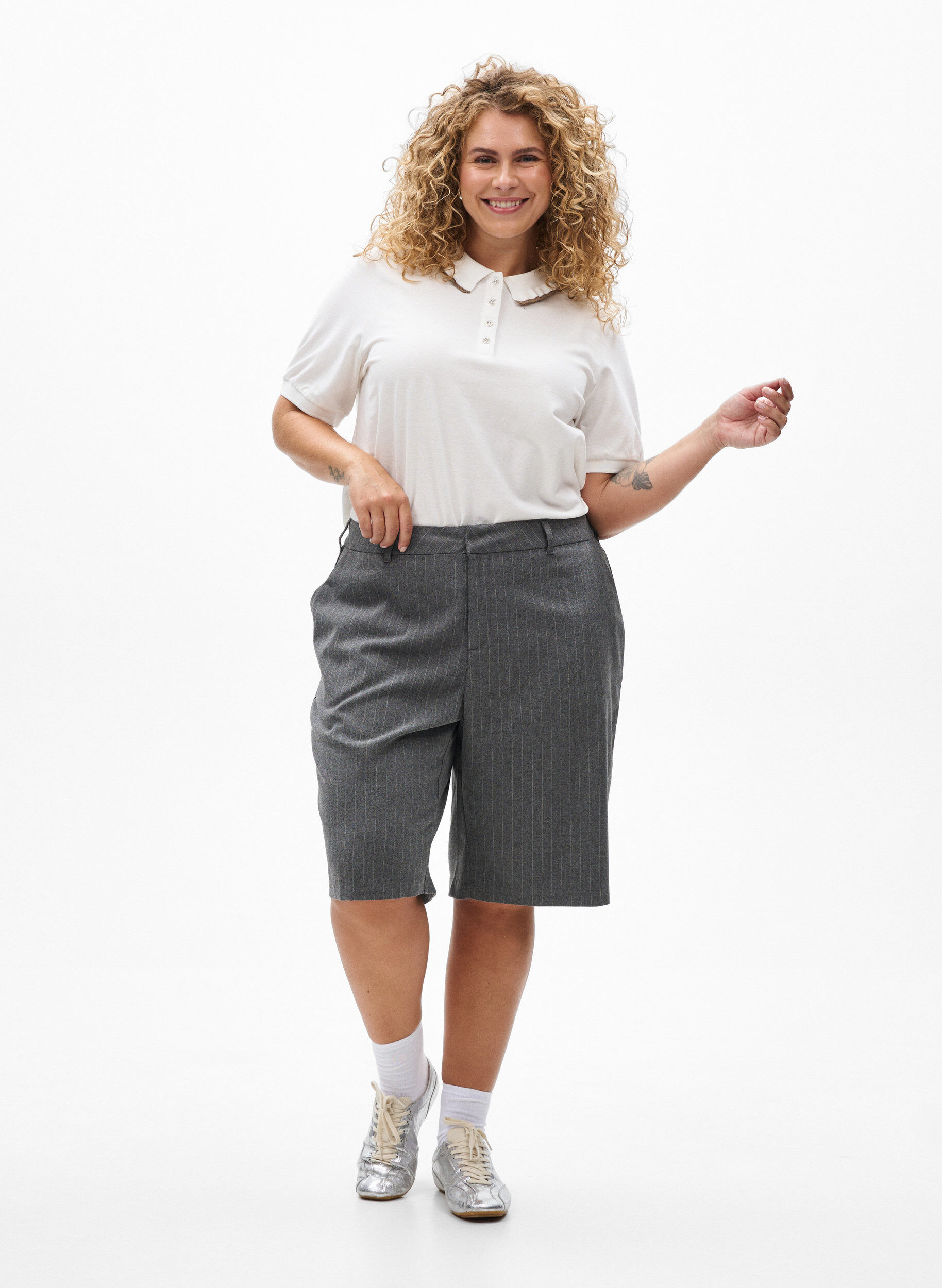 Zizzi Polo avec boutons strass et volants, Vanille, Model image number 1