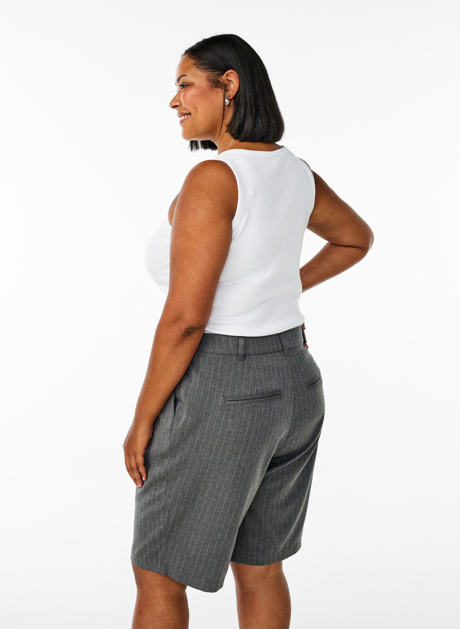 Zizzi Bermuda &agrave; rayures tennis coupe ample, Gris anthracite, Model image number 2