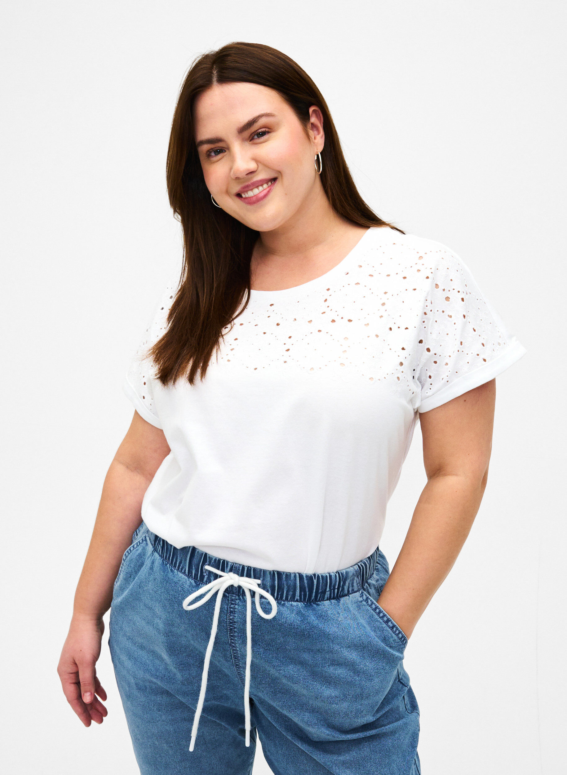 Zizzi T-shirt en coton biologique avec broderie anglaise, Bright White, Model image number 0