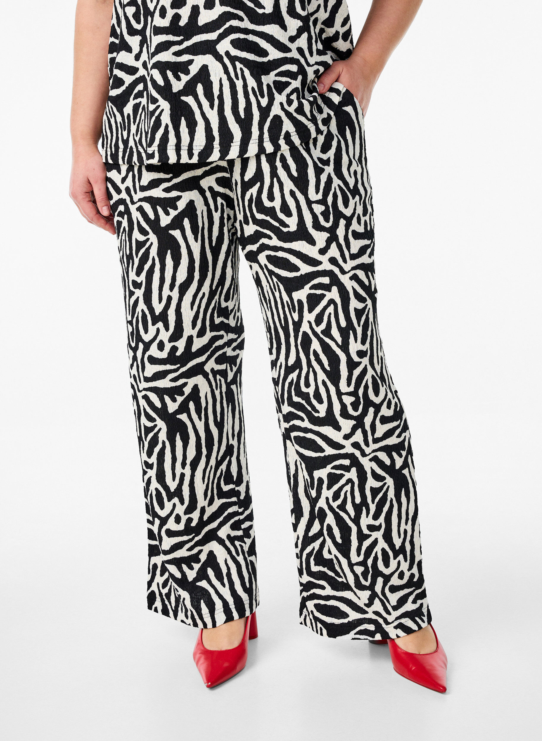 Zizzi Pantalon imprim&eacute; motif z&egrave;bre, Noir, Model image number 2