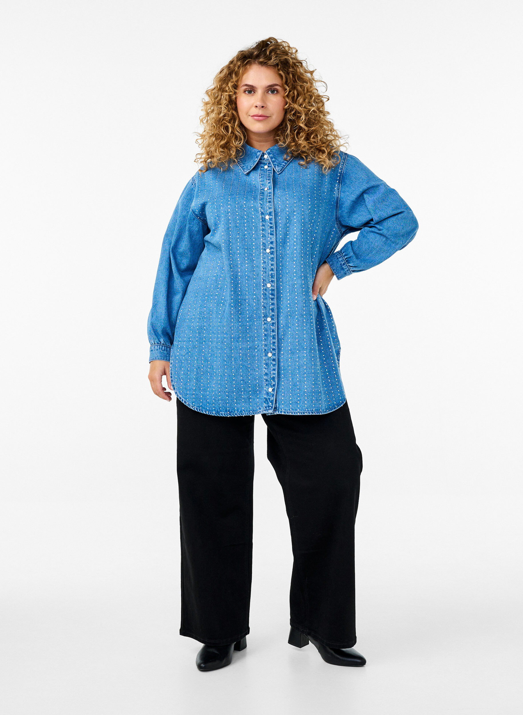 Zizzi Chemise en jean avec strass, Light Blue Denim, Model image number 2