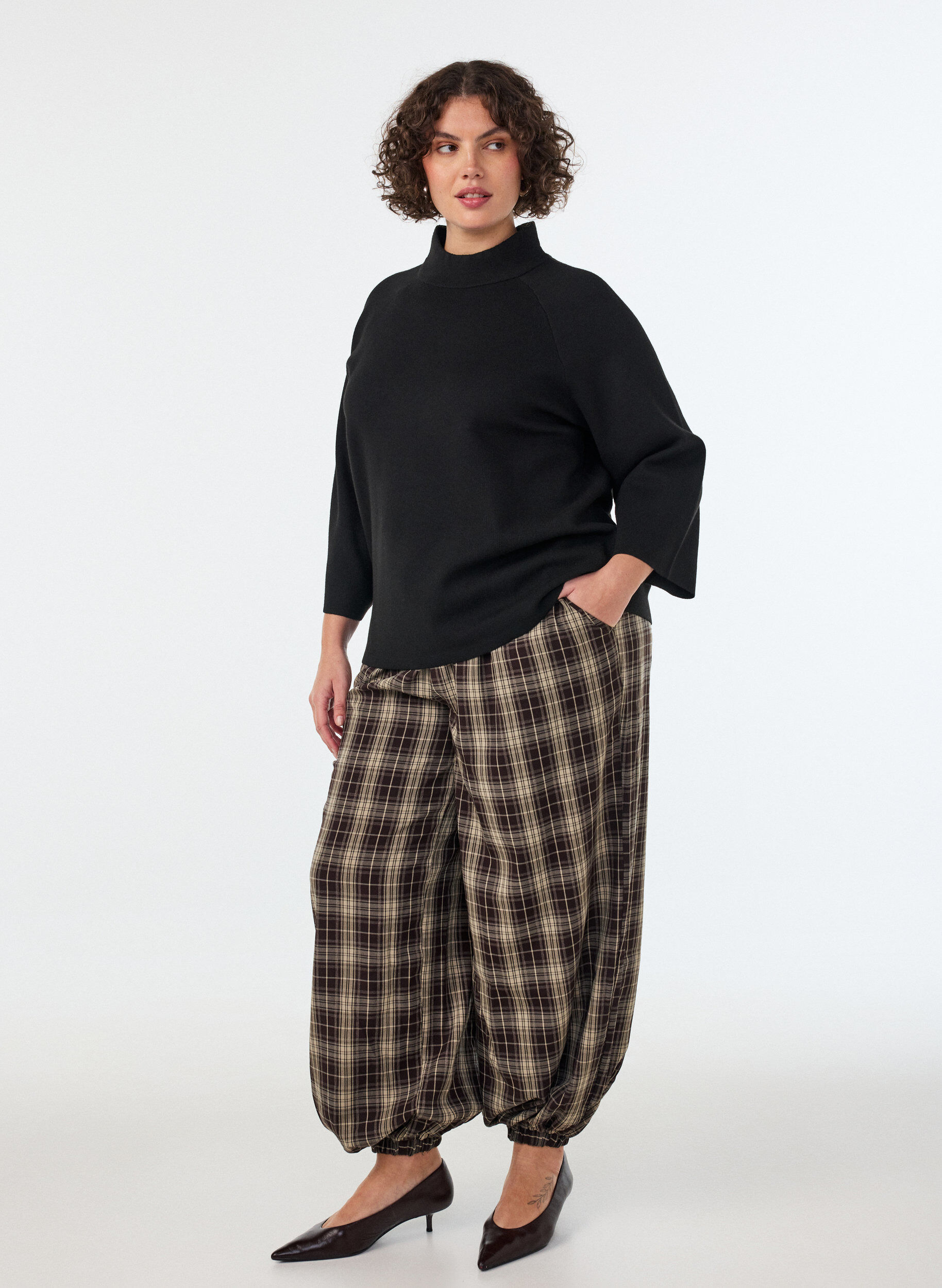 ZizziBlouse en maille en m&eacute;lange de viscose &agrave; col roul&eacute;, Noir, Model image number 1