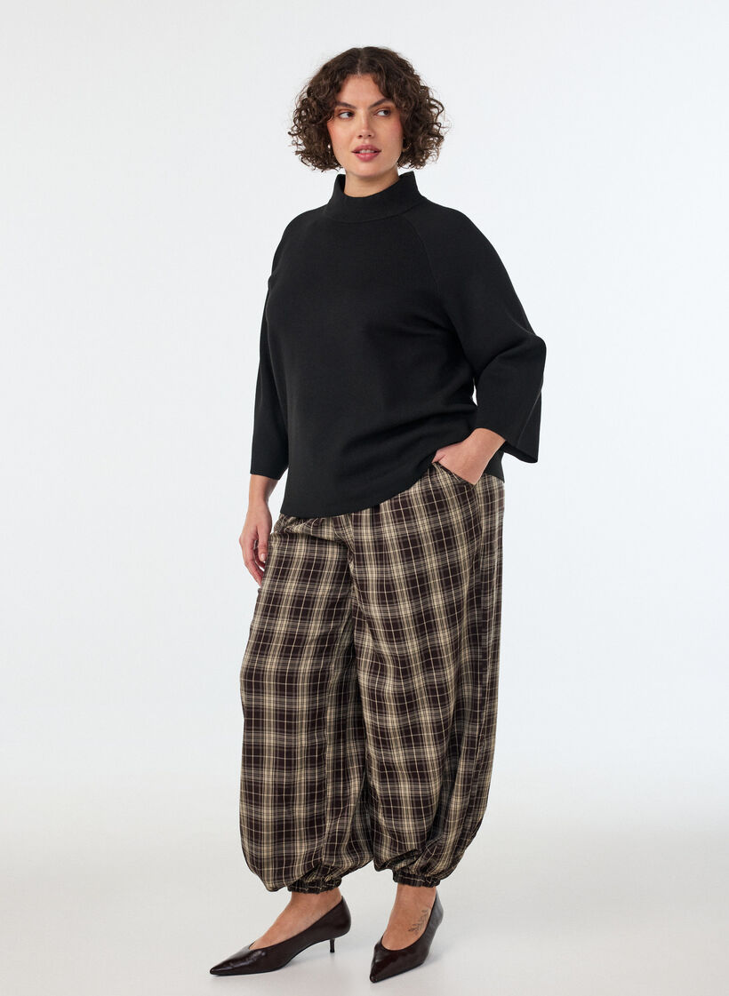 Blouse en maille en m&eacute;lange de viscose &agrave; col roul&eacute;, Noir, Model image number 1