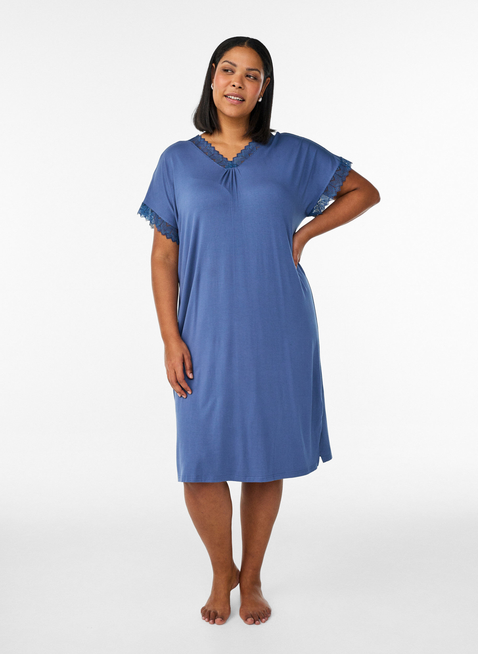 Zizzi Chemise de nuit en viscose manches courtes dentelle, Bleu, Model image number 1