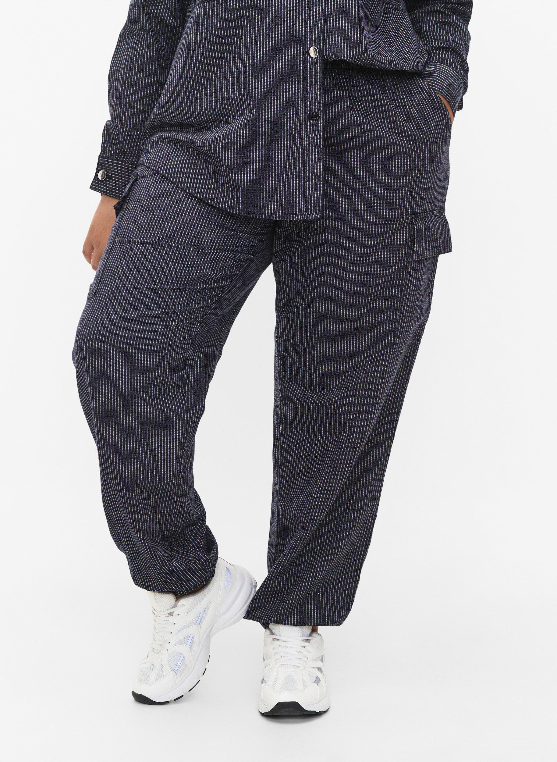 Zizzi Pantalon cargo en coton ray&eacute;, Dark Blue Stripe, Model image number 2