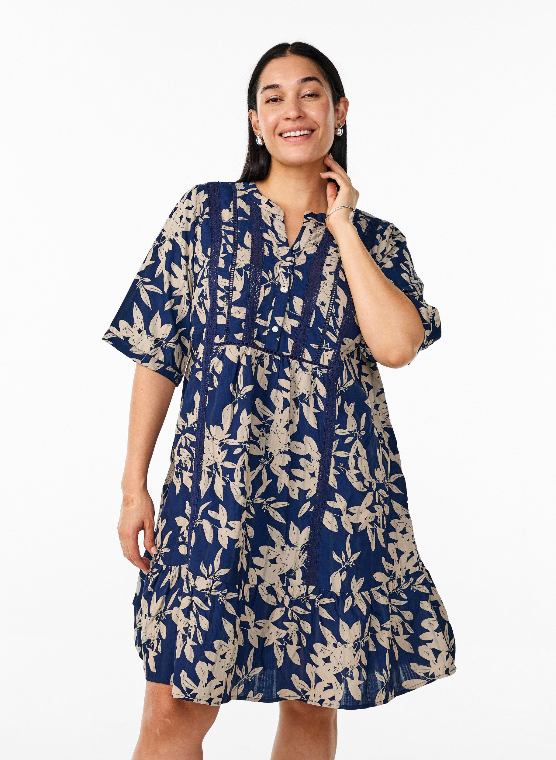 Zizzi Robe courte en viscose avec bordure en dentelle et coupe trap&egrave;ze, Bleu, Model image number 0