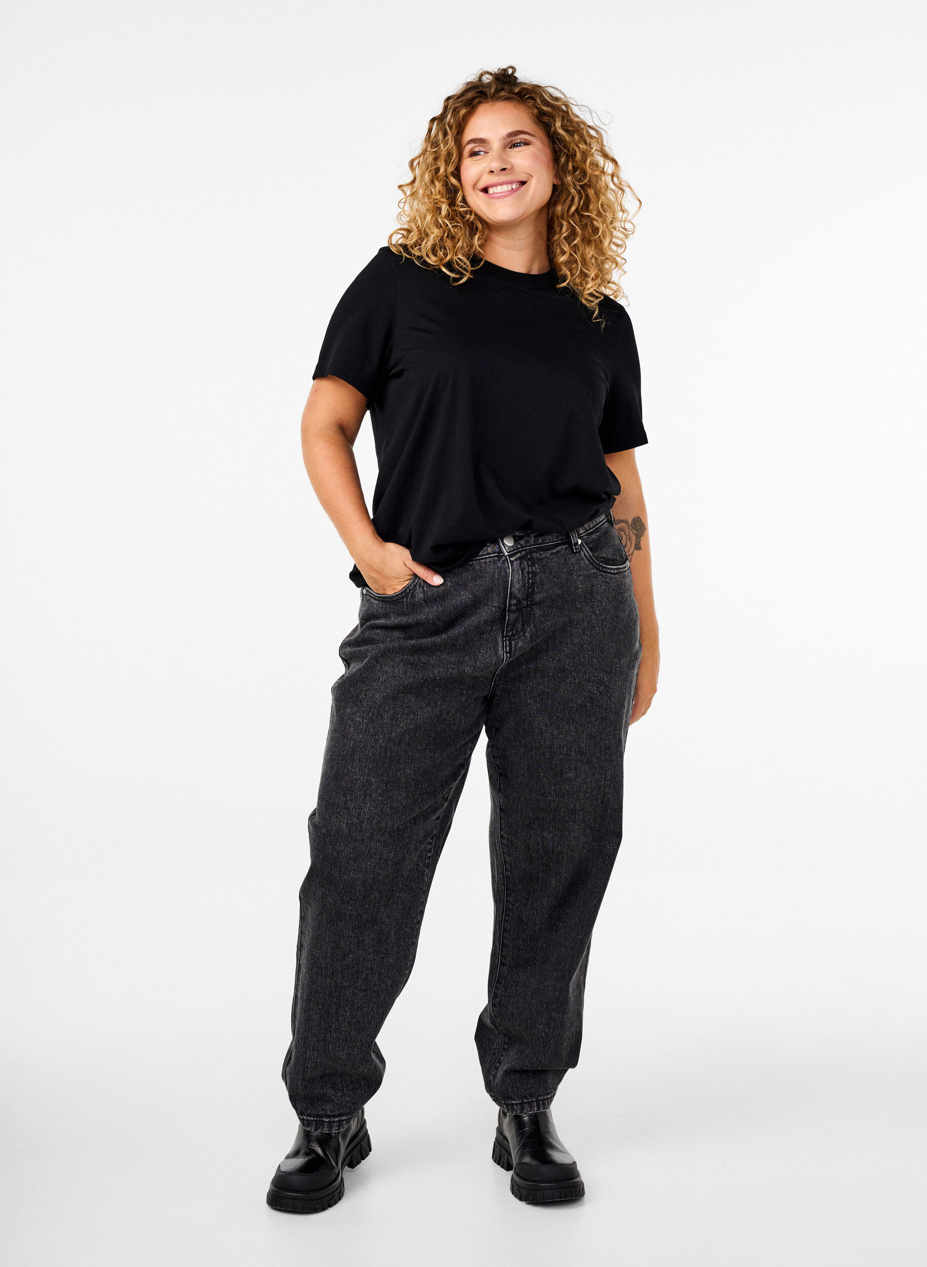 Zizzi T-shirt basique en coton &agrave; col rond, Noir, Model image number 1