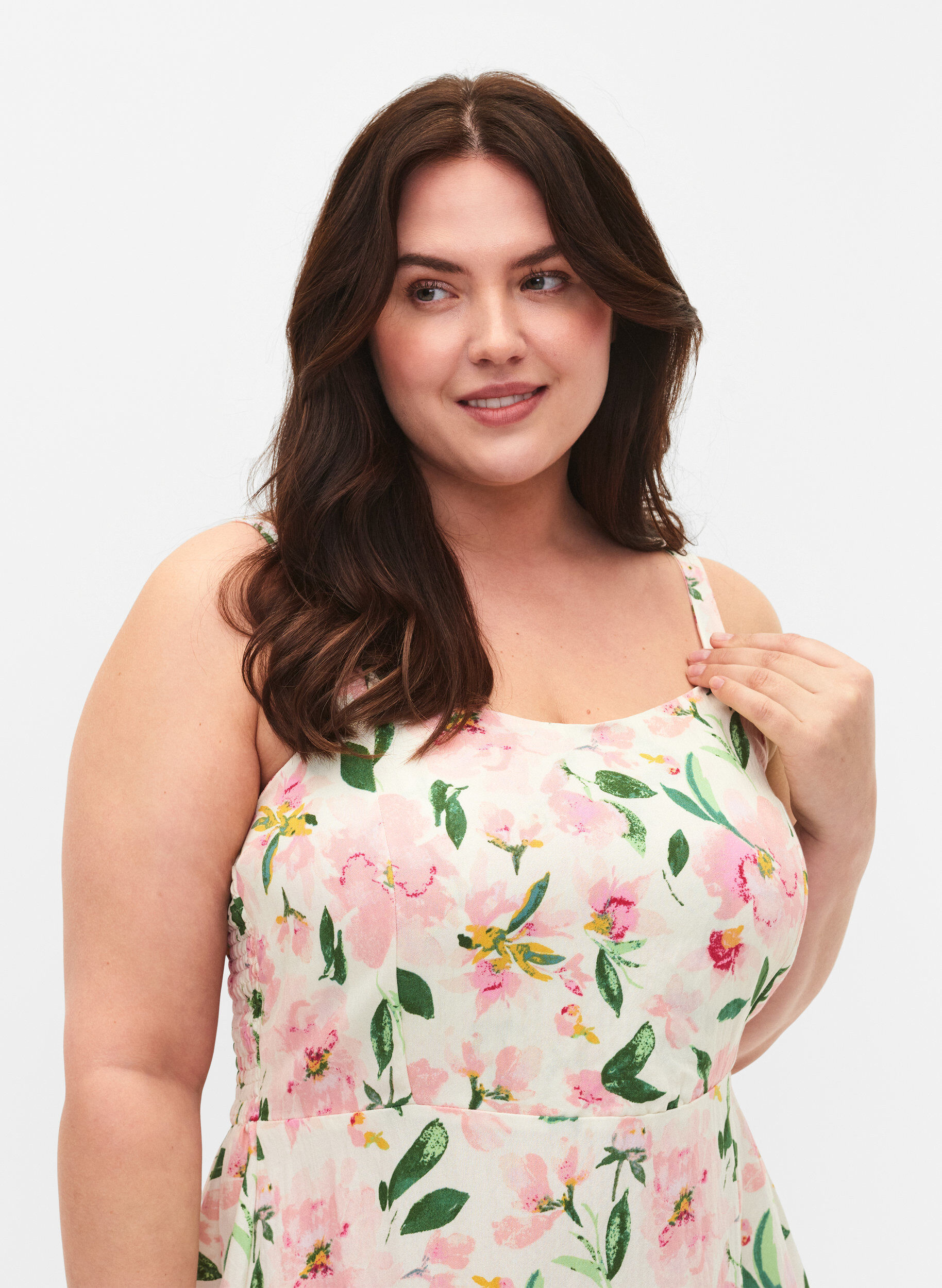 Zizzi Robe &agrave; bretelles en viscose florale avec smocking, Off White Flower, Model image number 2