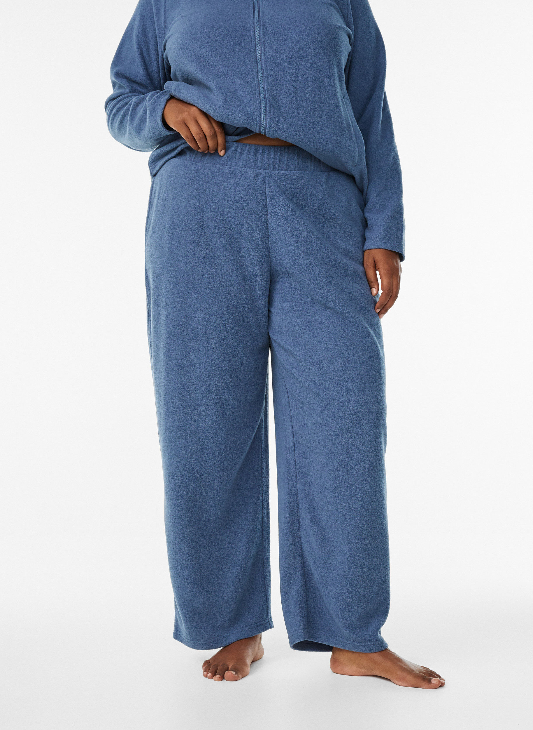 Zizzi Pantalon taille haute en polaire avec poches, Bleu, Model image number 2