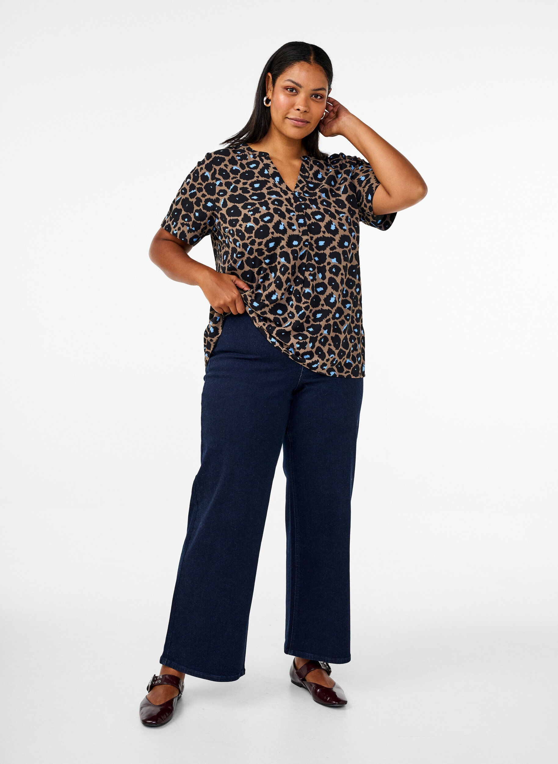 Zizzi Short-sleeved blouse with a V-neck, Marron, Model image number 1