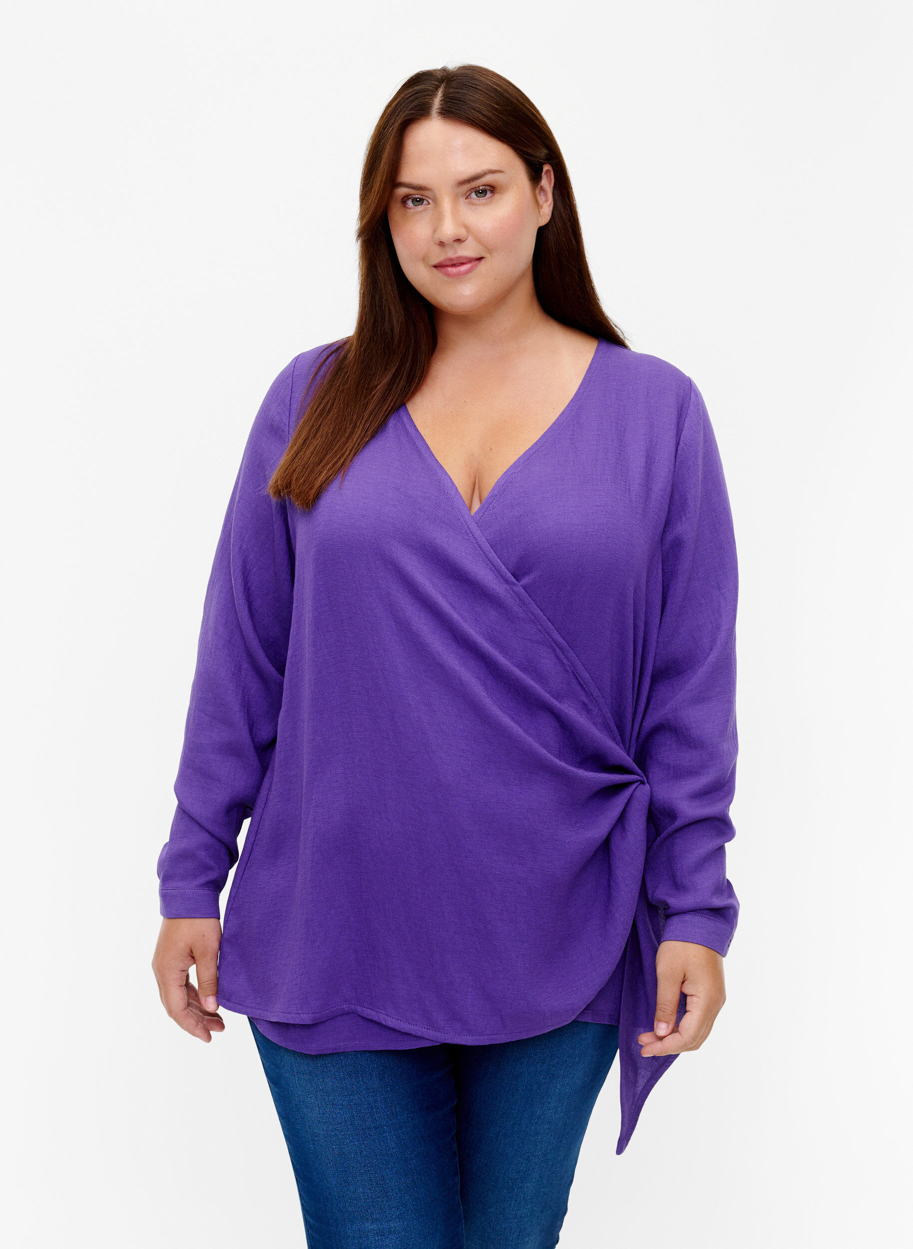 Zizzi Blouse &agrave; manches longues en viscose avec un aspect enveloppant, Prism Violet, Model image number 0