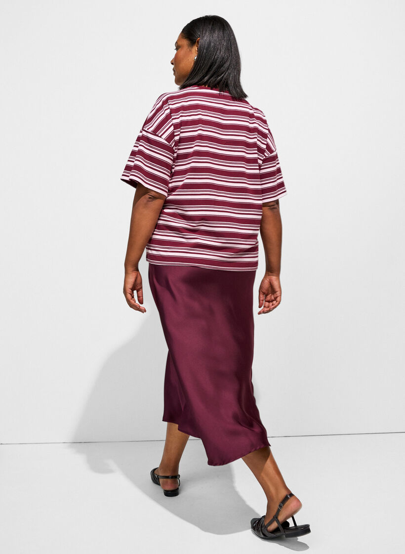 Jupe midi en satin, Bordeaux, Model