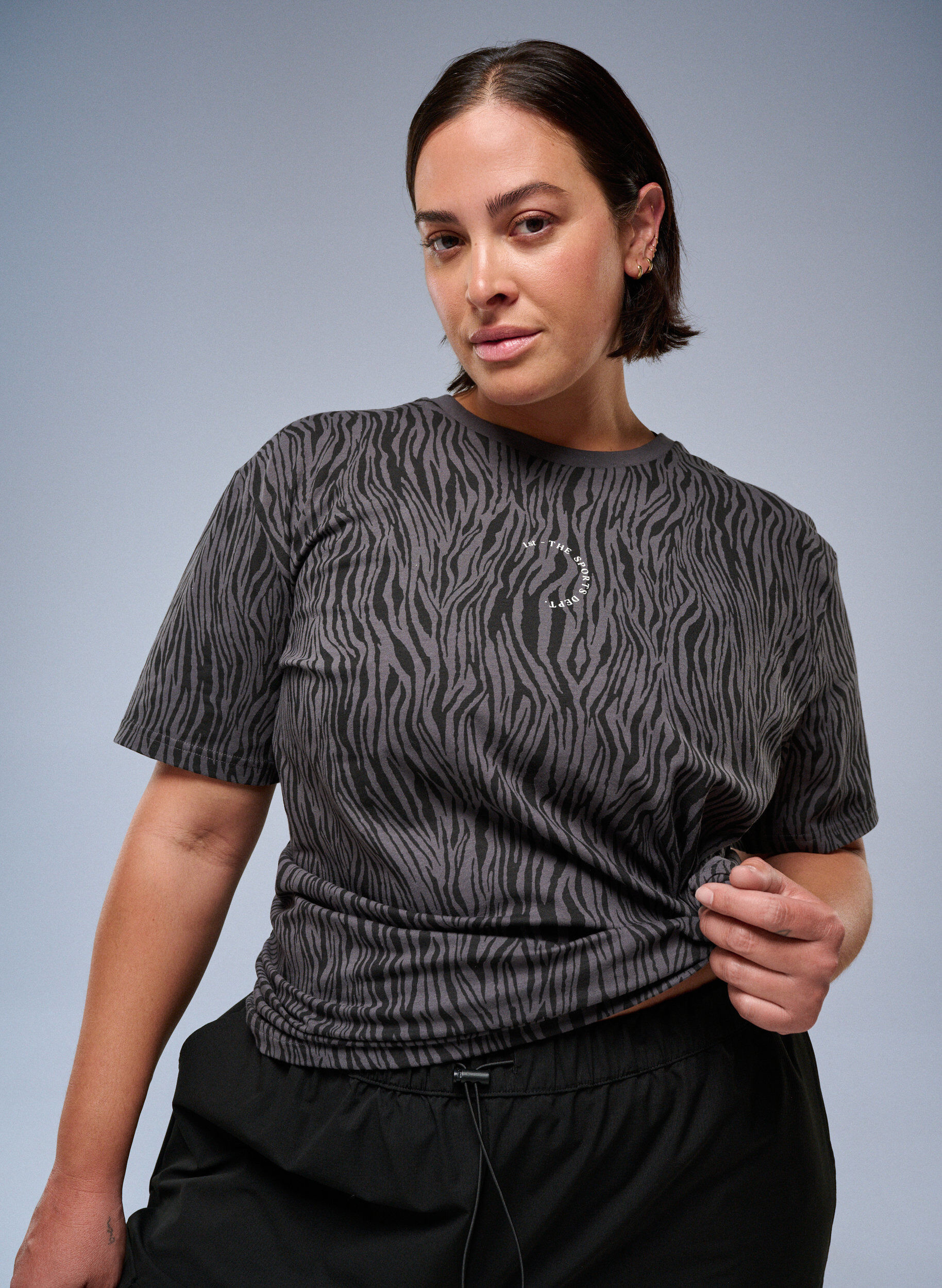 Zizzi T-shirt sport en coton bio imprim&eacute; z&egrave;bre, Gris anthracite, Image image number 0