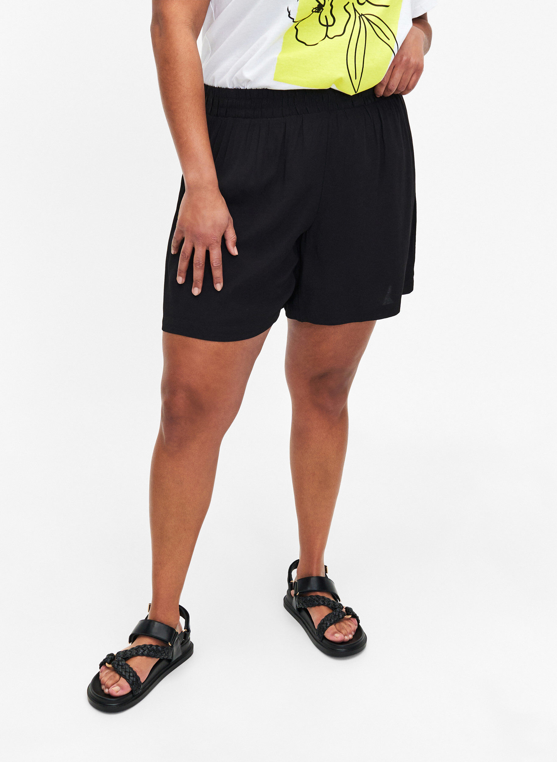 Zizzi Short ample en viscose, Black, Model image number 2