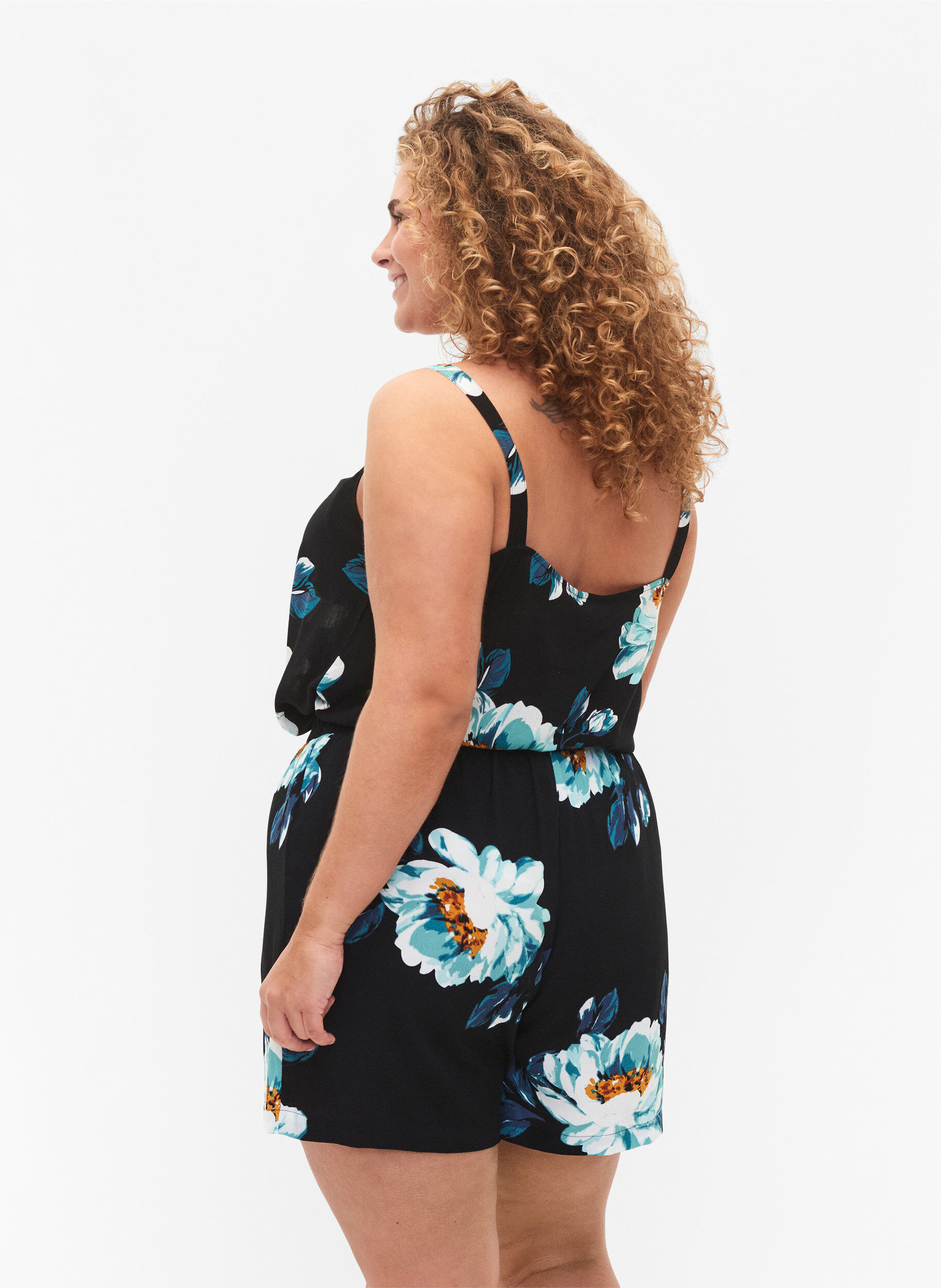 Zizzi Short ample en viscose, Black Big Flower, Model image number 1