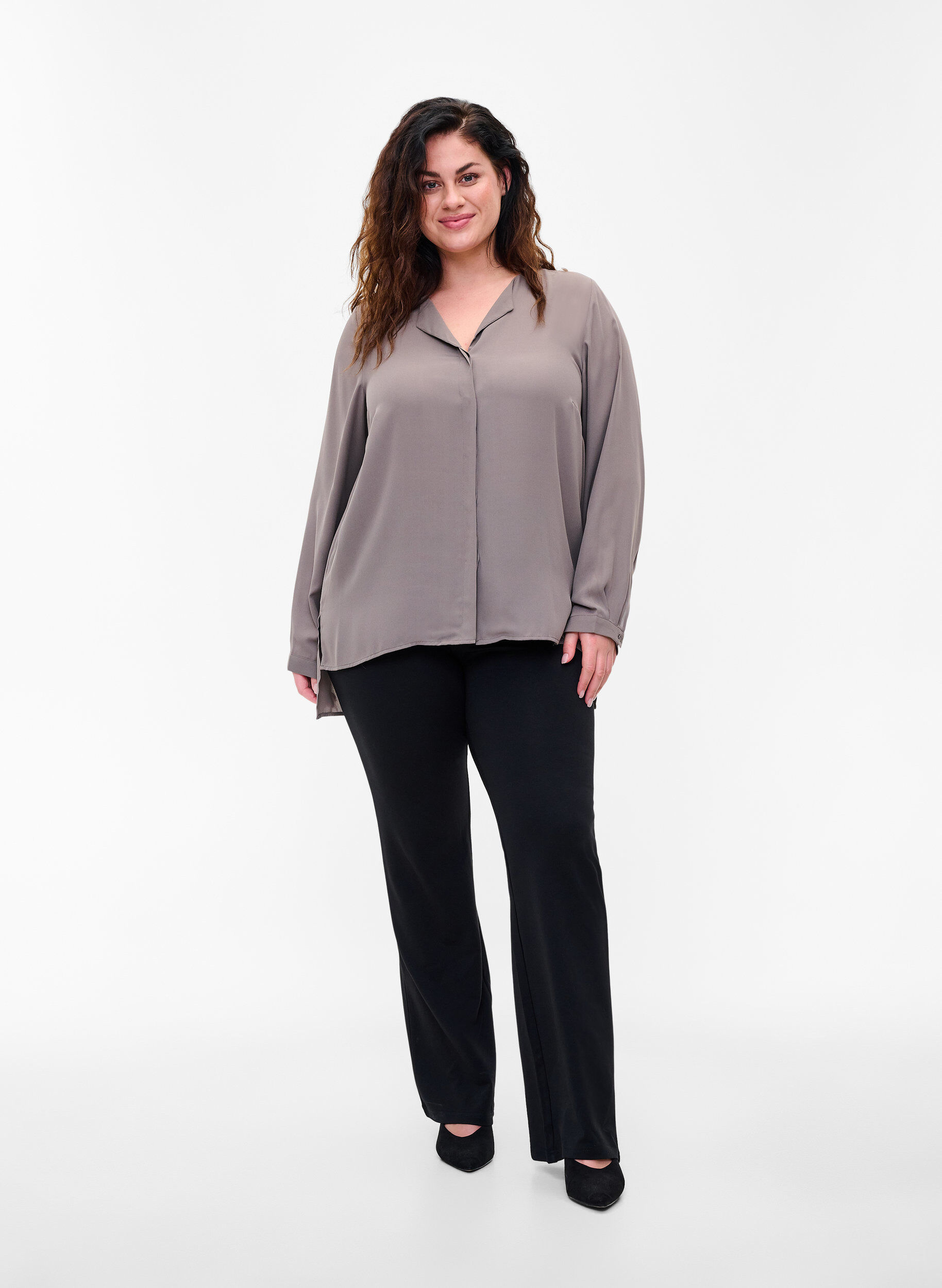 Zizzi Chemise de couleur unie avec col en V, Falcon, Model image number 2